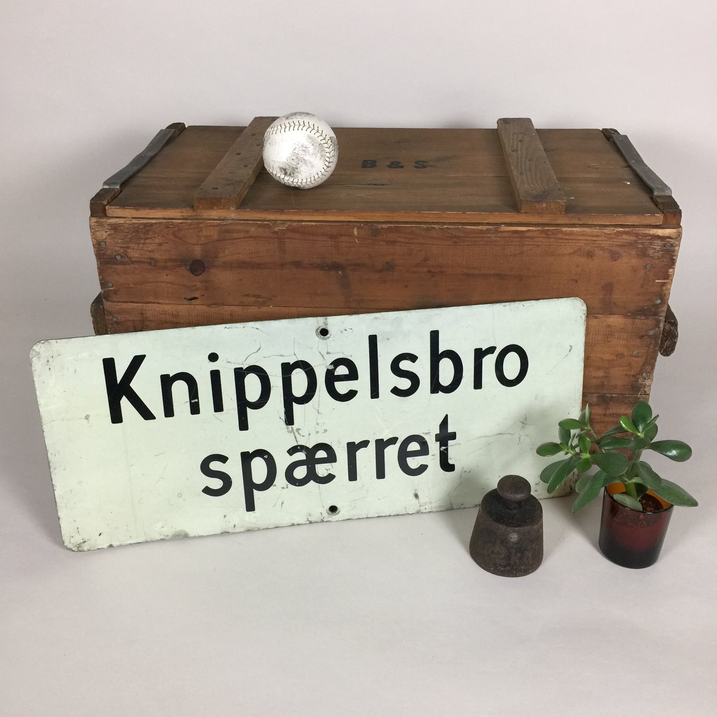 Skilt fra bro i København