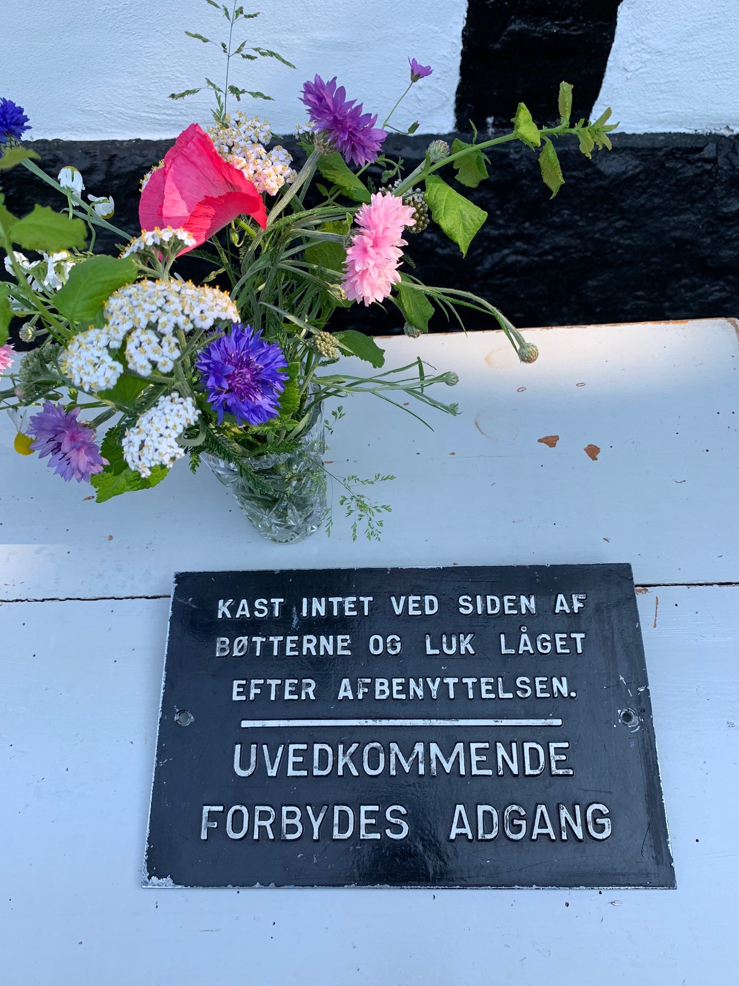 Skønt sort og hvid skilt med sjov og sjælden tekst