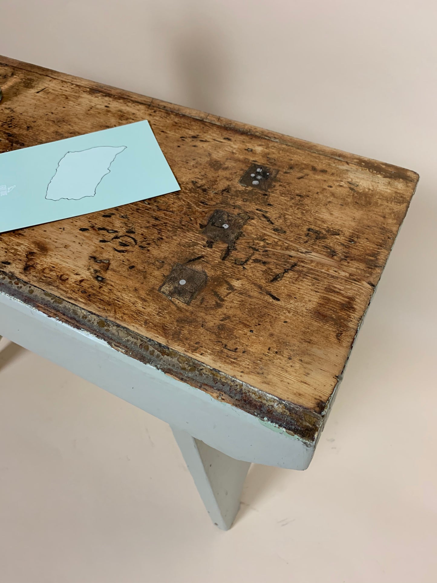 Lille bænk med masser af patina