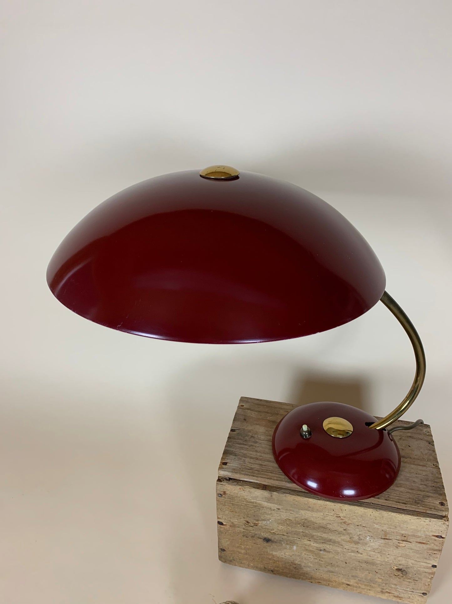 Helo vintagelampe i mørk rød