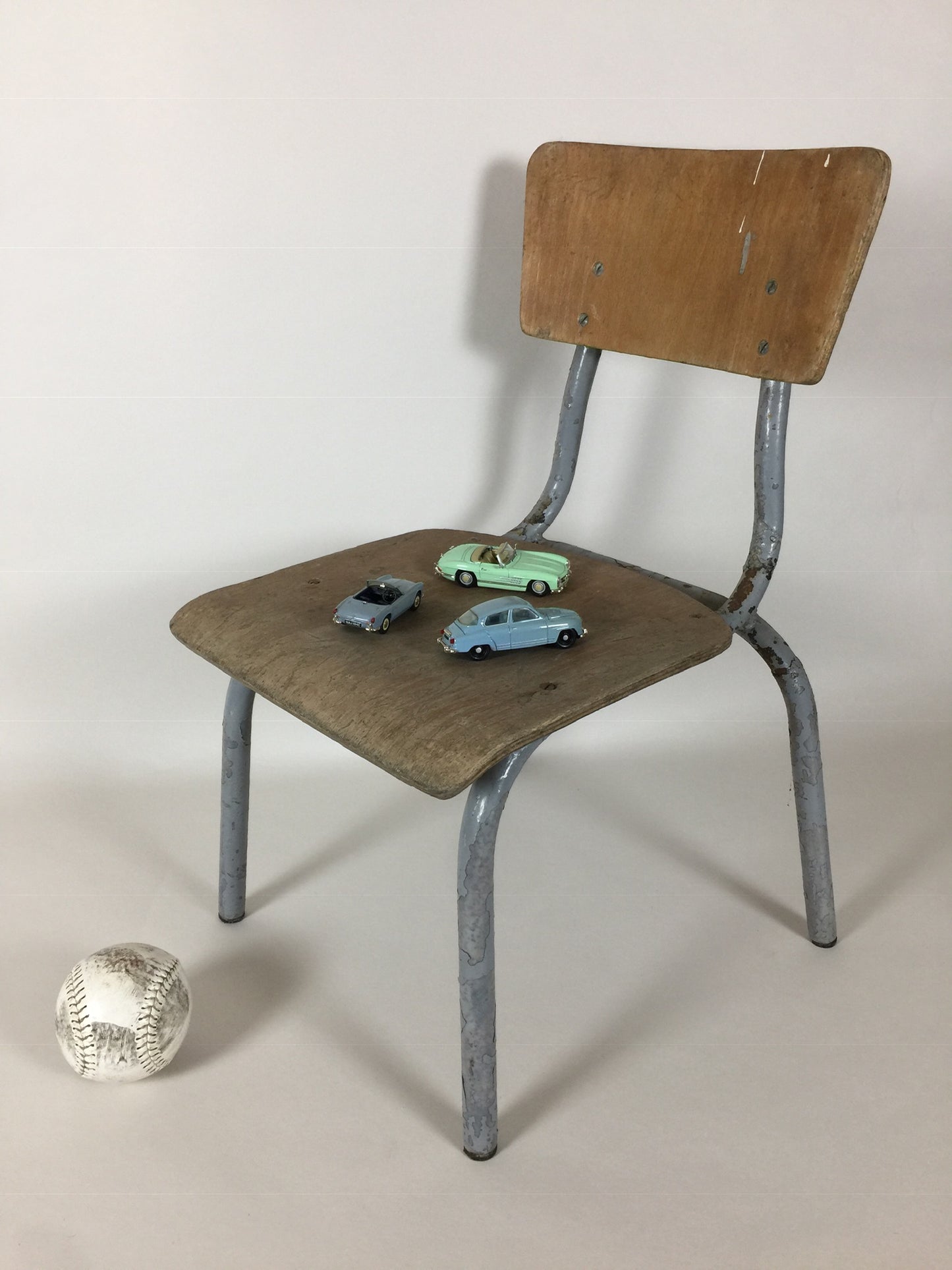 Rå børnestol med masser af patina
