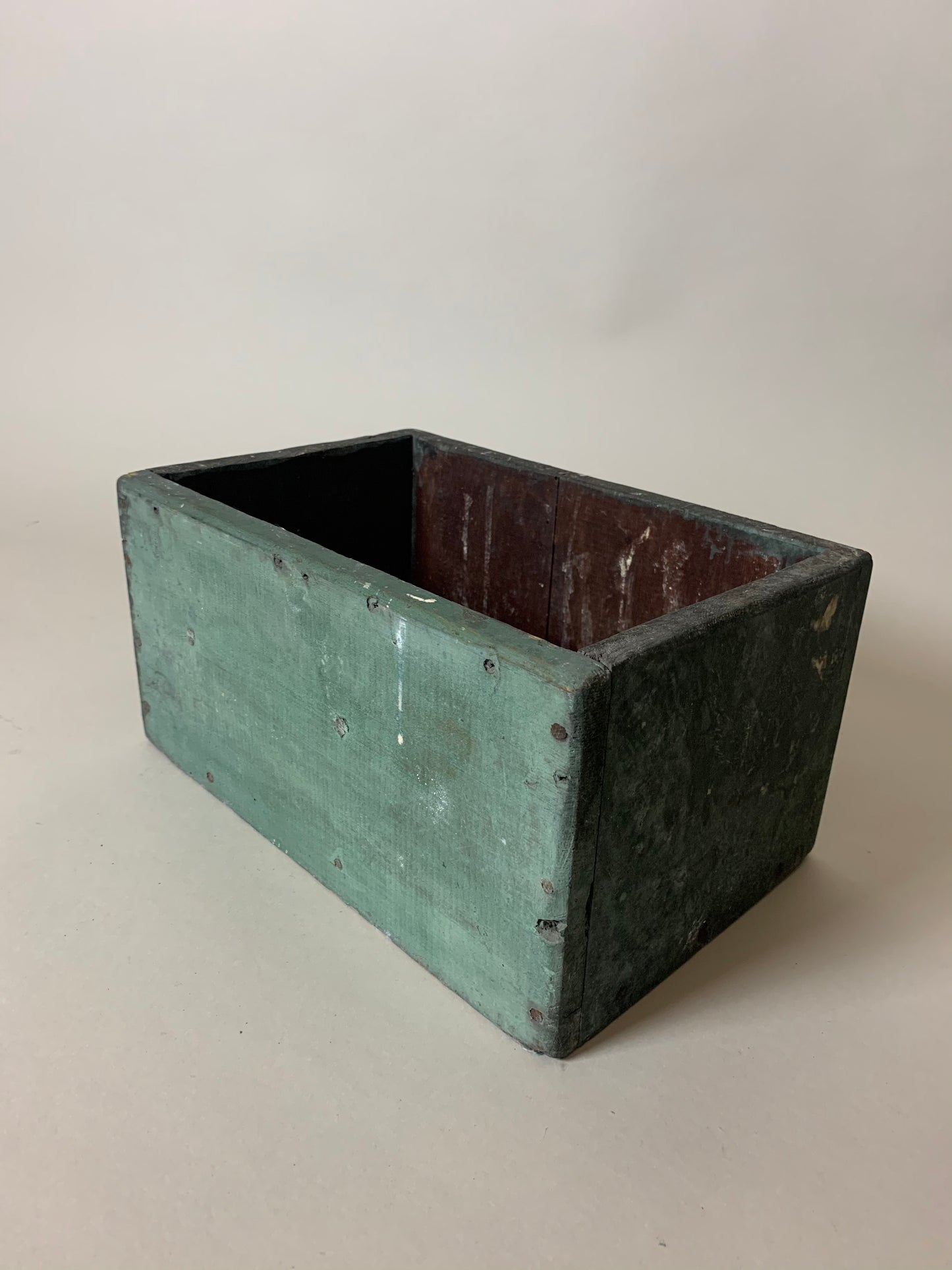 Grøn trækasse med patina
