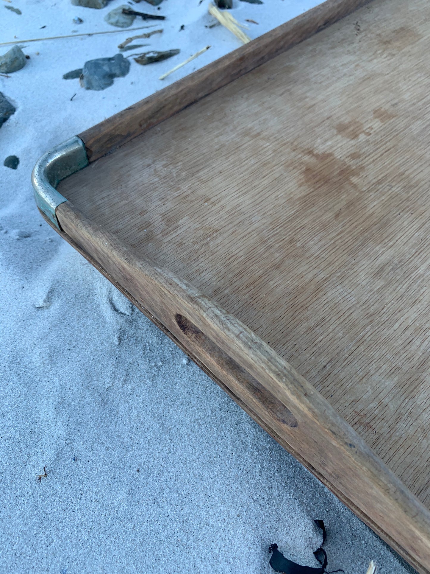 Bakke i træ med lækre detaljer