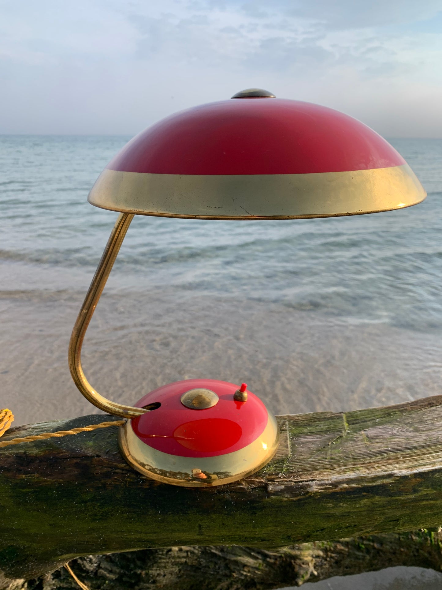 Helo lampe - Rød/messing