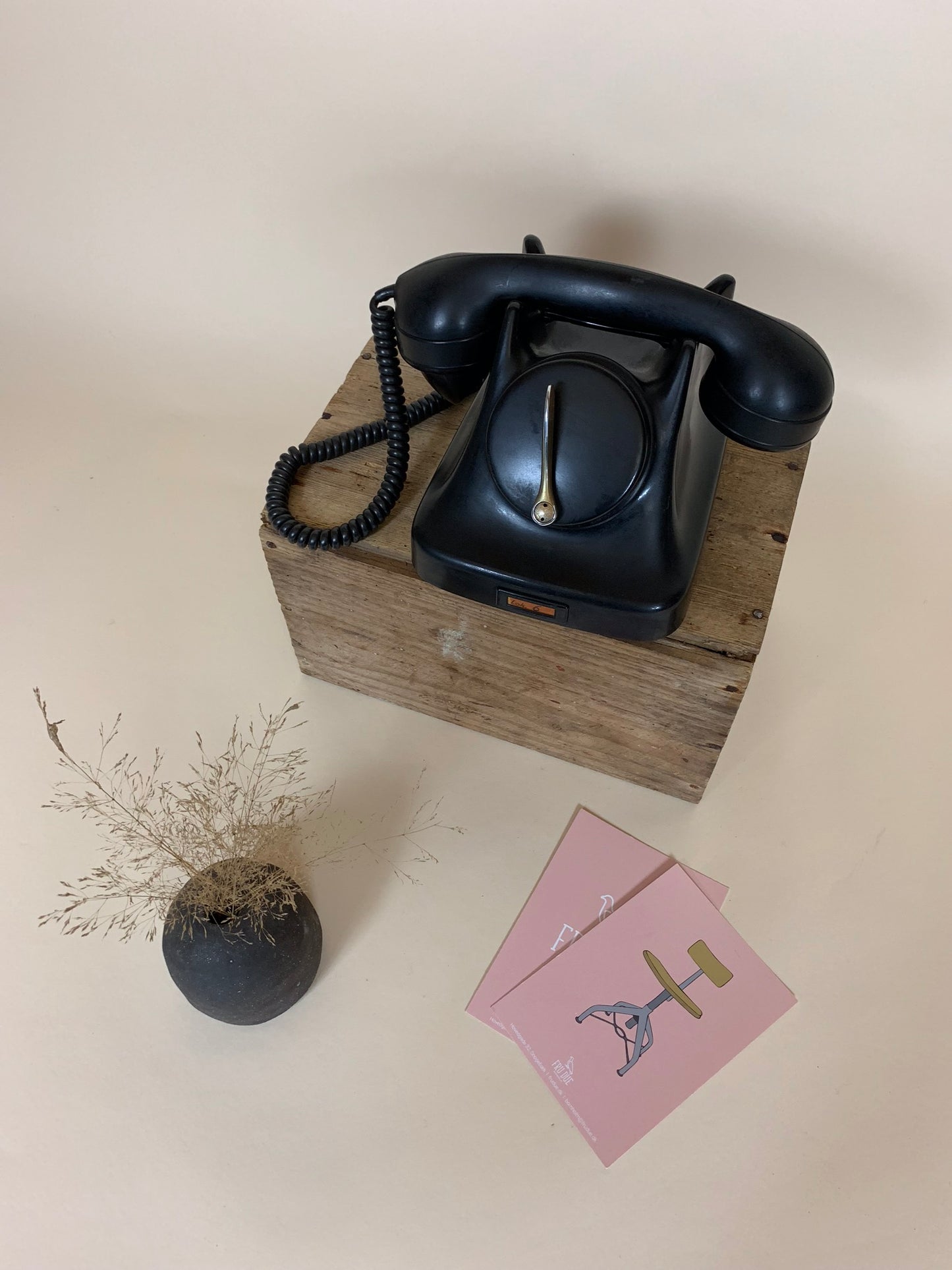 Gammel sort bakelit telefon