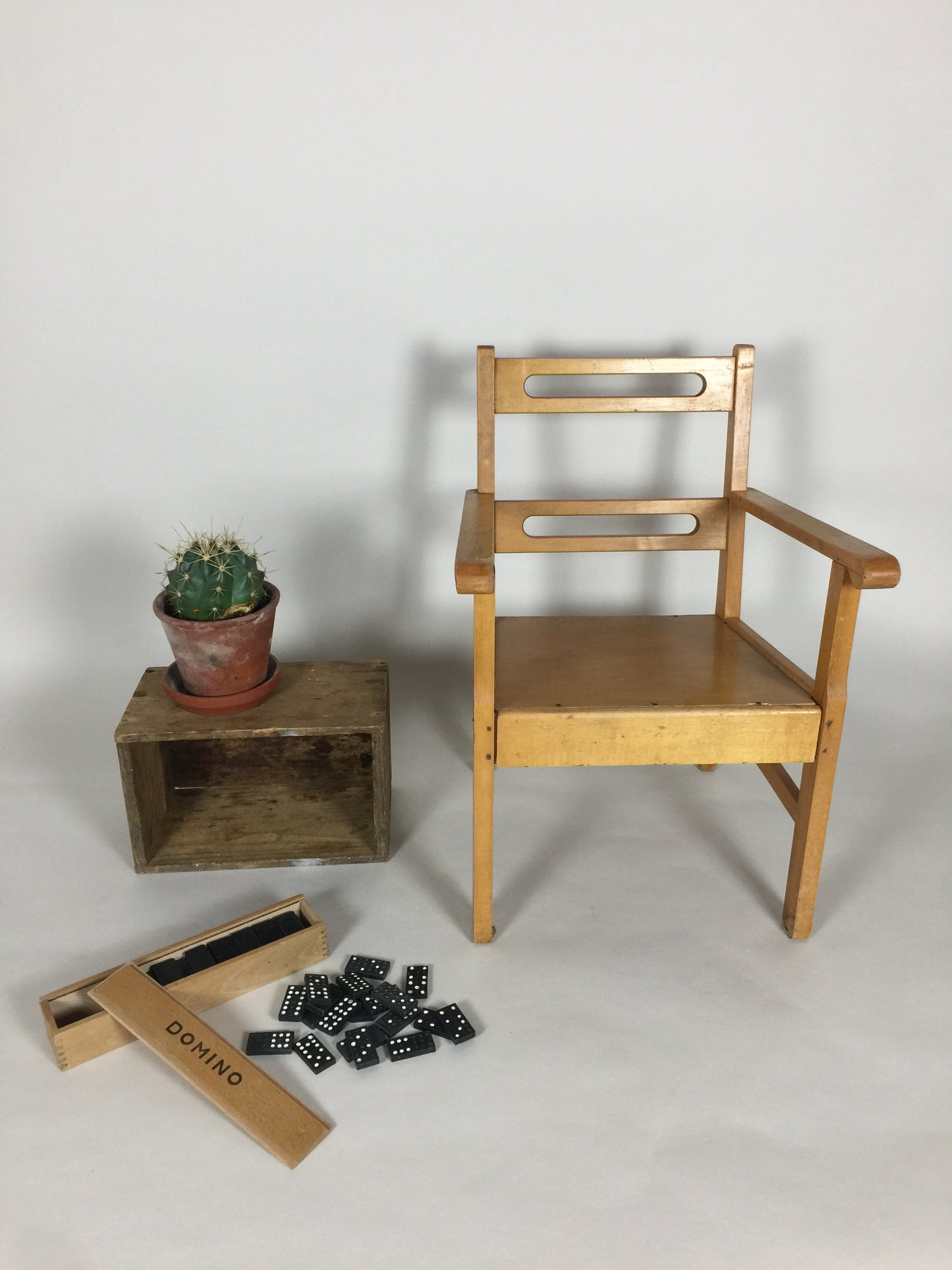 Smuk børnestol i træ, designet af Kaare Klint?