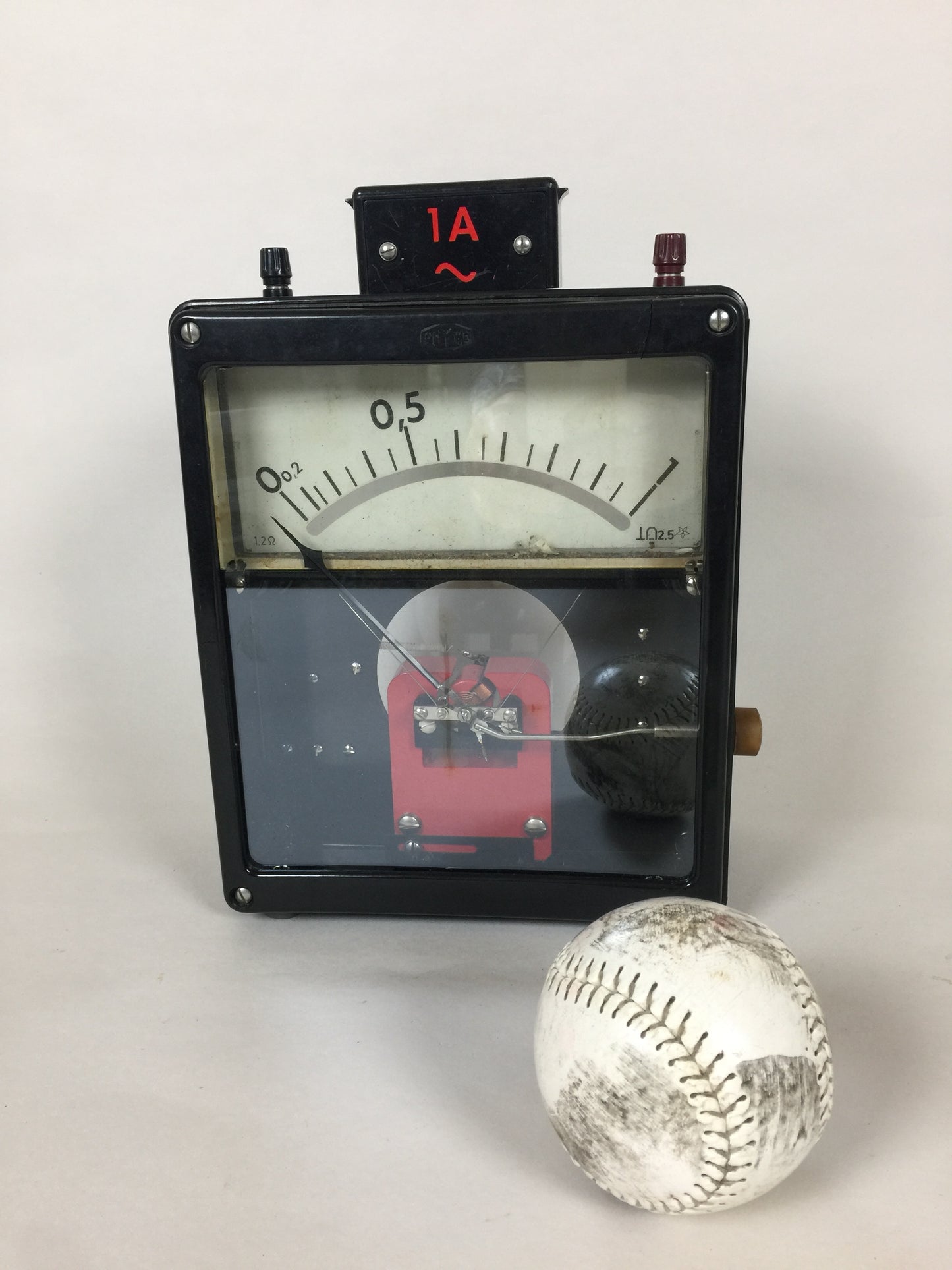 Råt og dekorativt voltmeter
