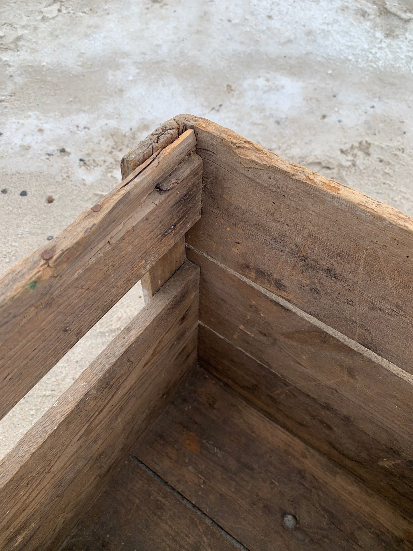 Meget gammel trækasse med skøn tekst