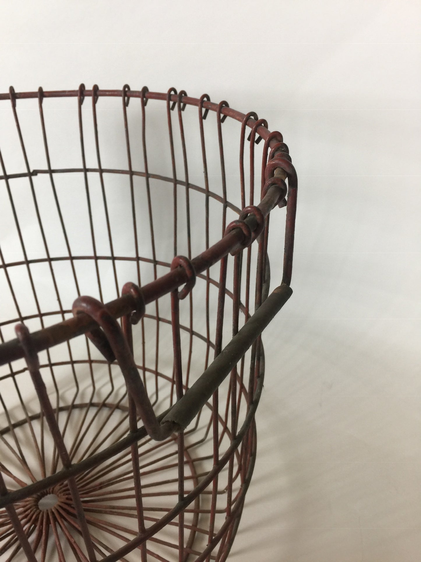 Rå og patineret trådkurv