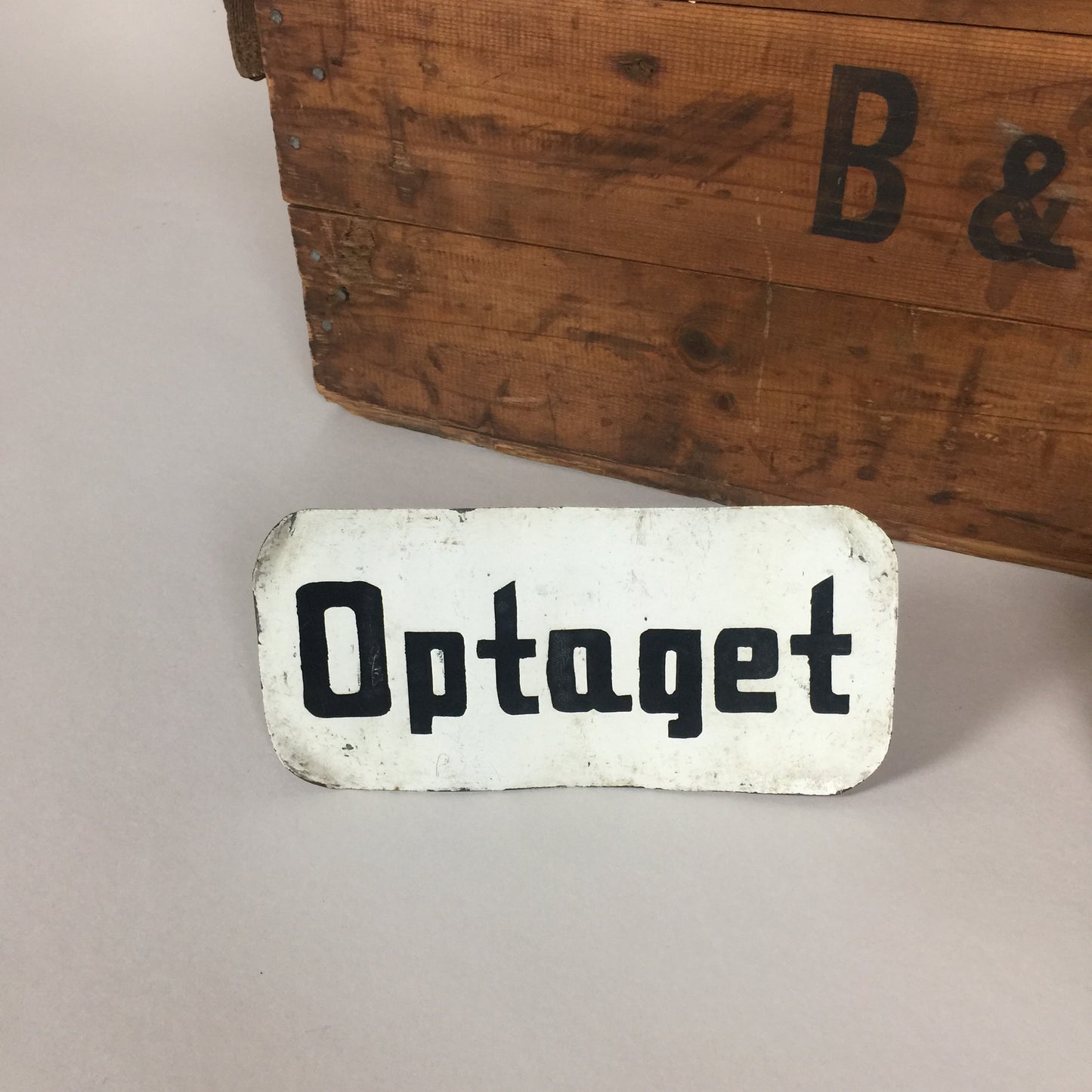 Gammelt og råt skilt med fin skrifttype