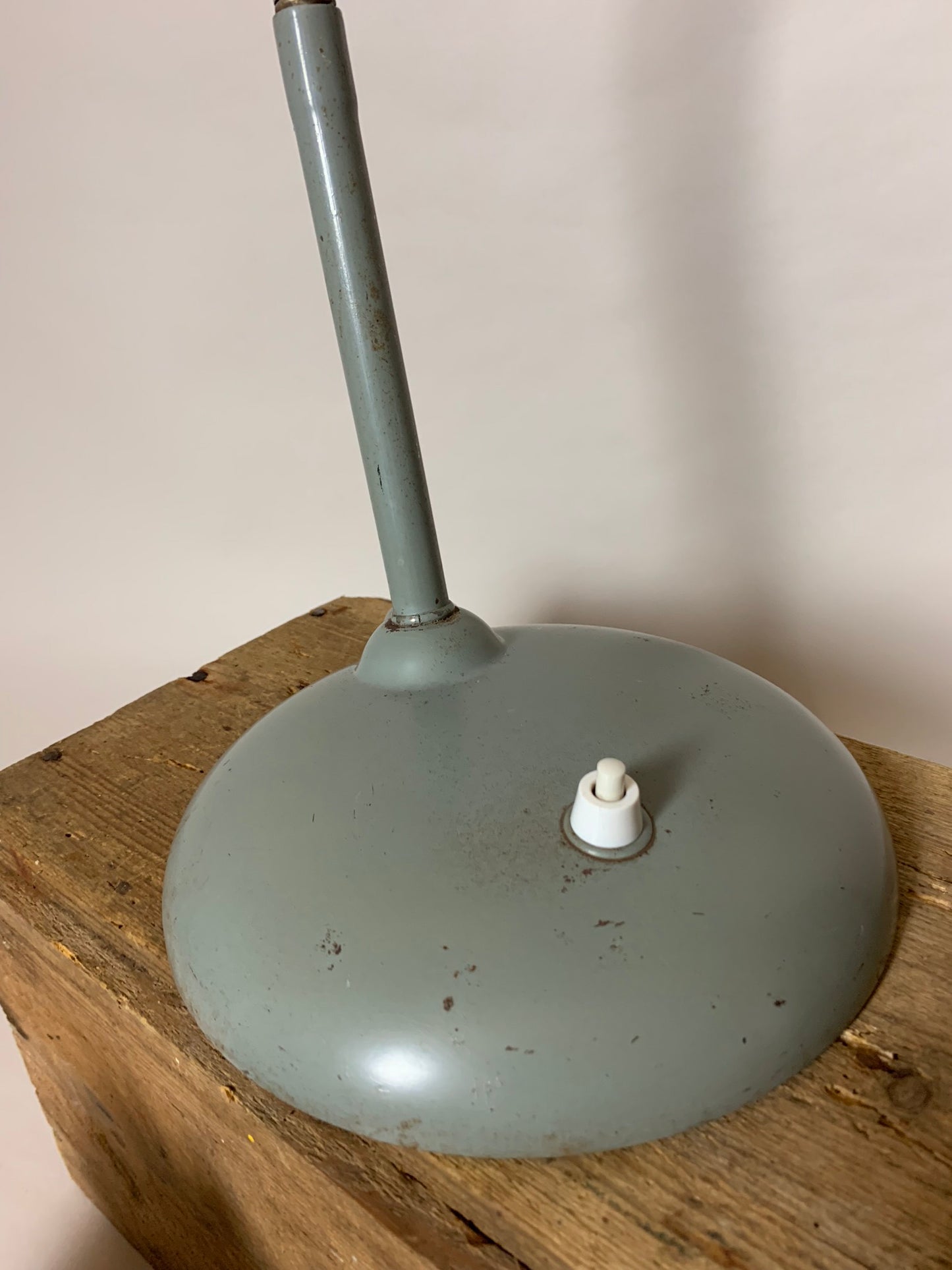 Sjov grå Hala vintagelampe med flexarm