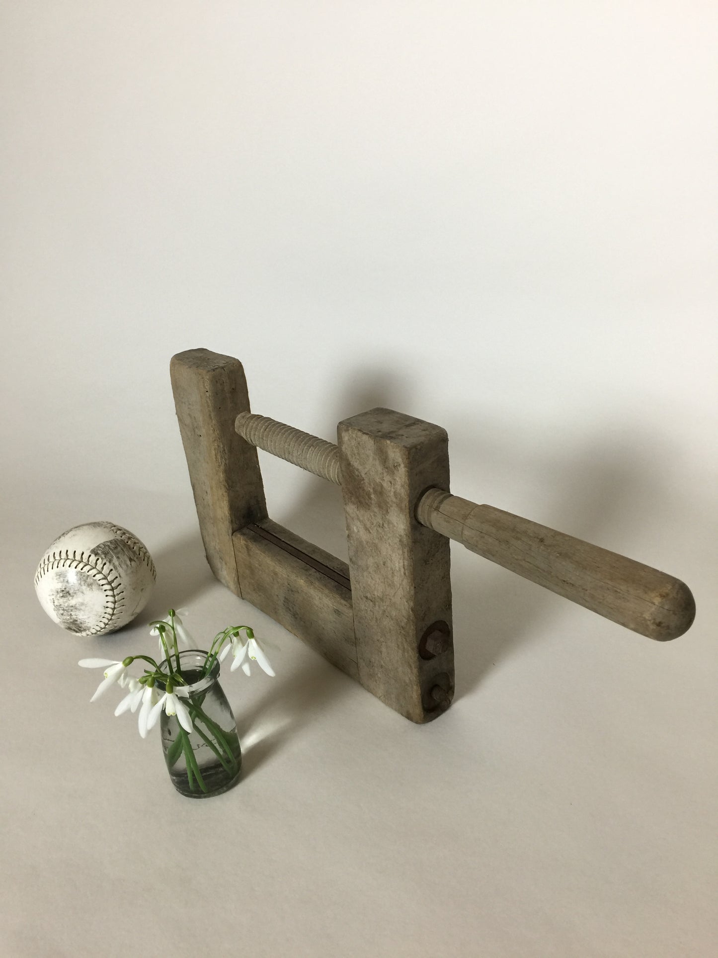 Skøn rå og dekorativ skruetvinge