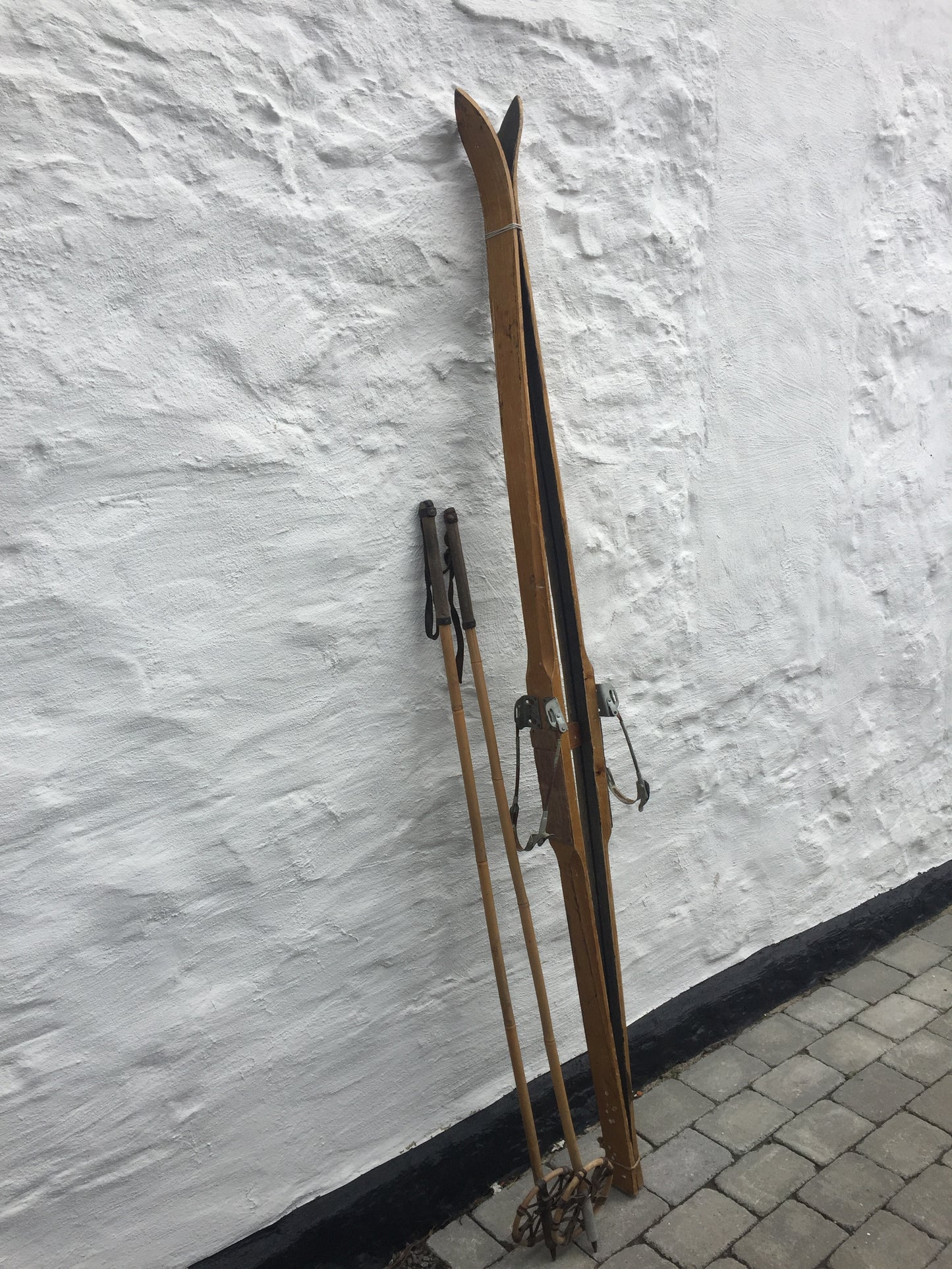 Smukke og dekorative gamle ski med stave