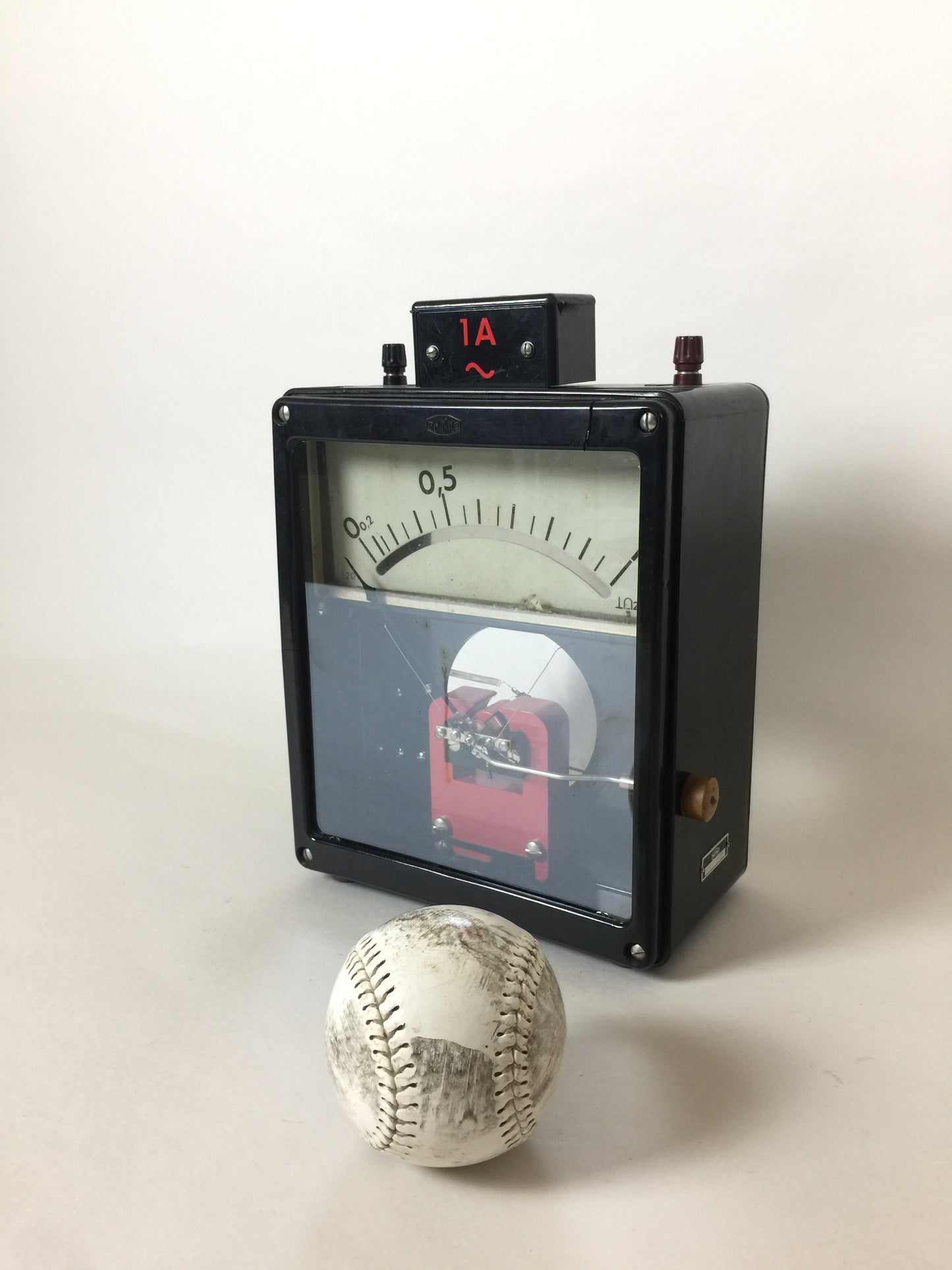 Råt og dekorativt voltmeter