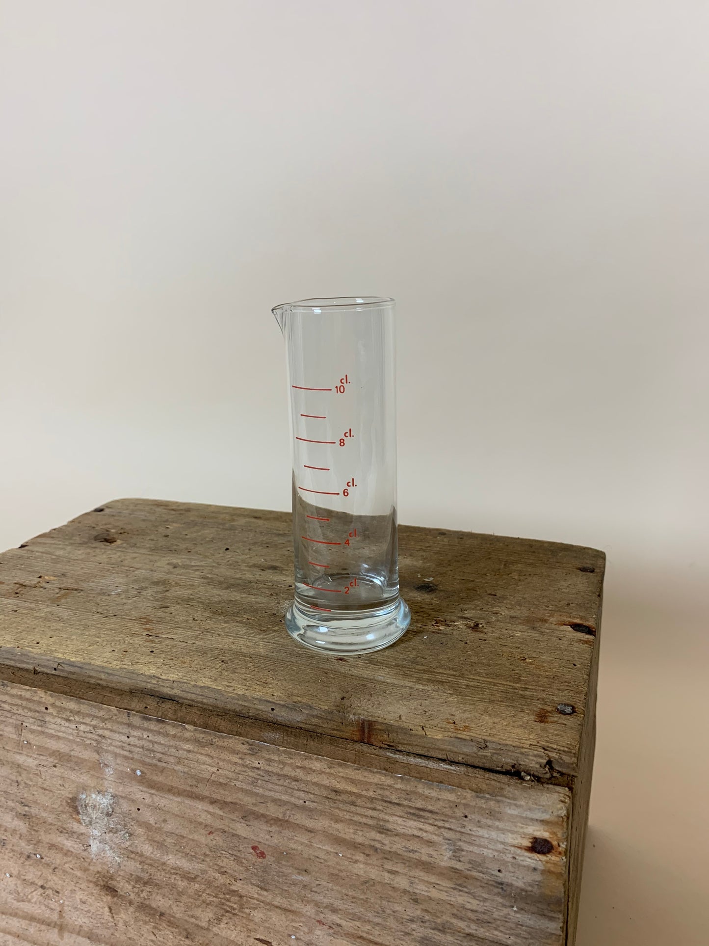Laboratorieglas med rød skrift