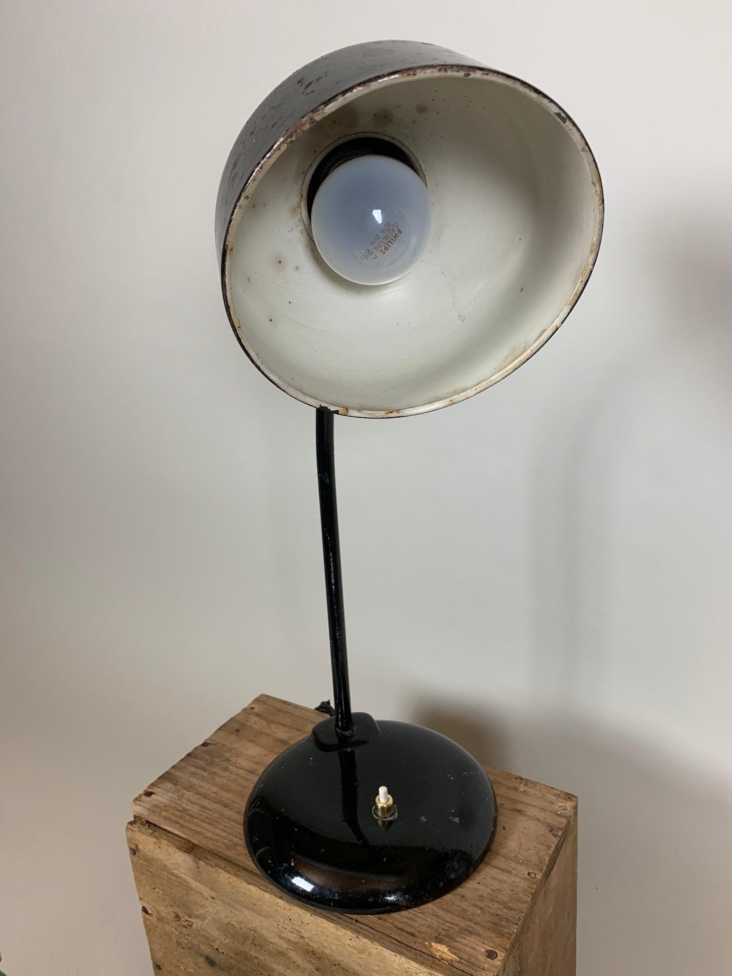 Sort Escolux vintagelampe med masser af skøn patina