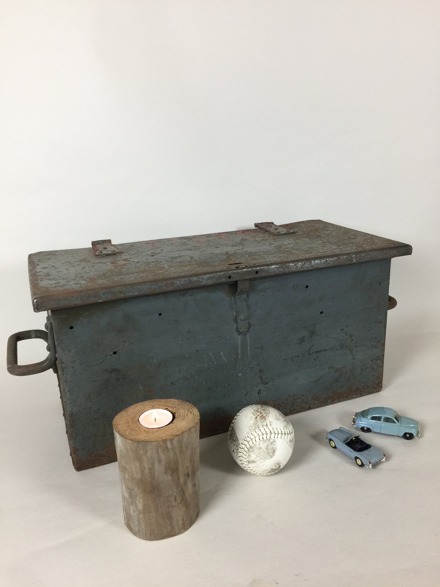 Fin gammel Metalkasse med sjove detaljer