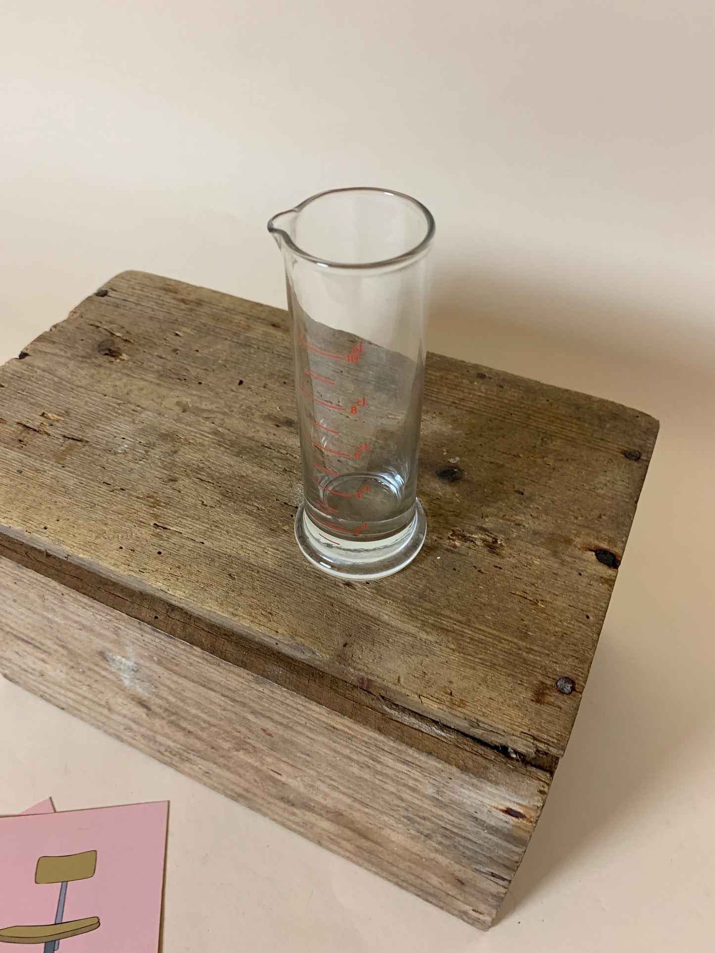 Laboratorieglas med rød skrift
