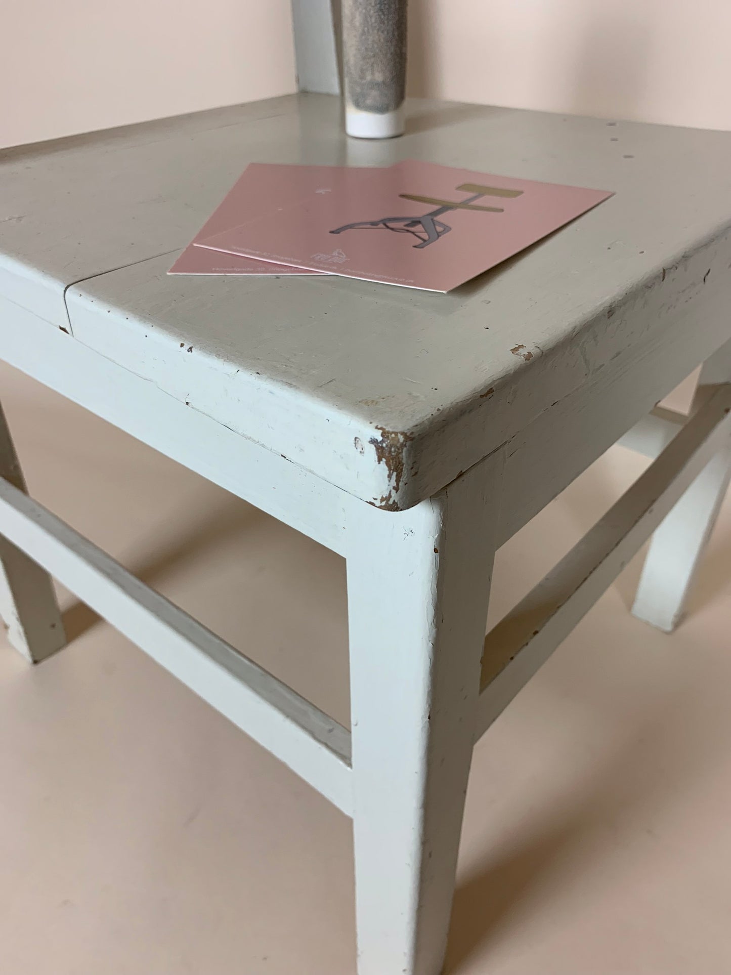 Svensk børnestol med skøn patina