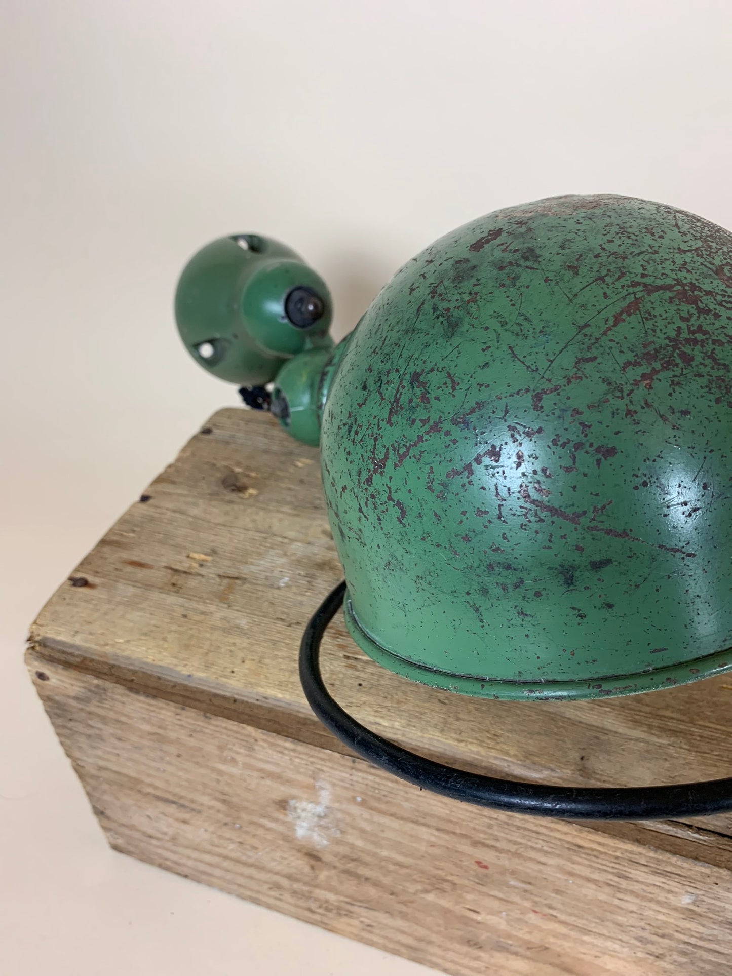 Grøn Jieldé lampe med masser af patina