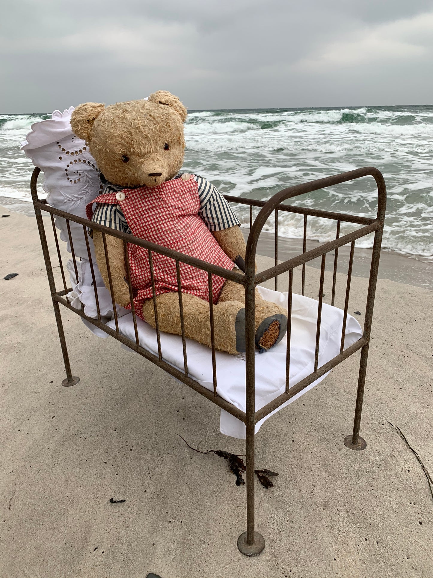 Skøn gammel bamse med seng - fra Frankrig