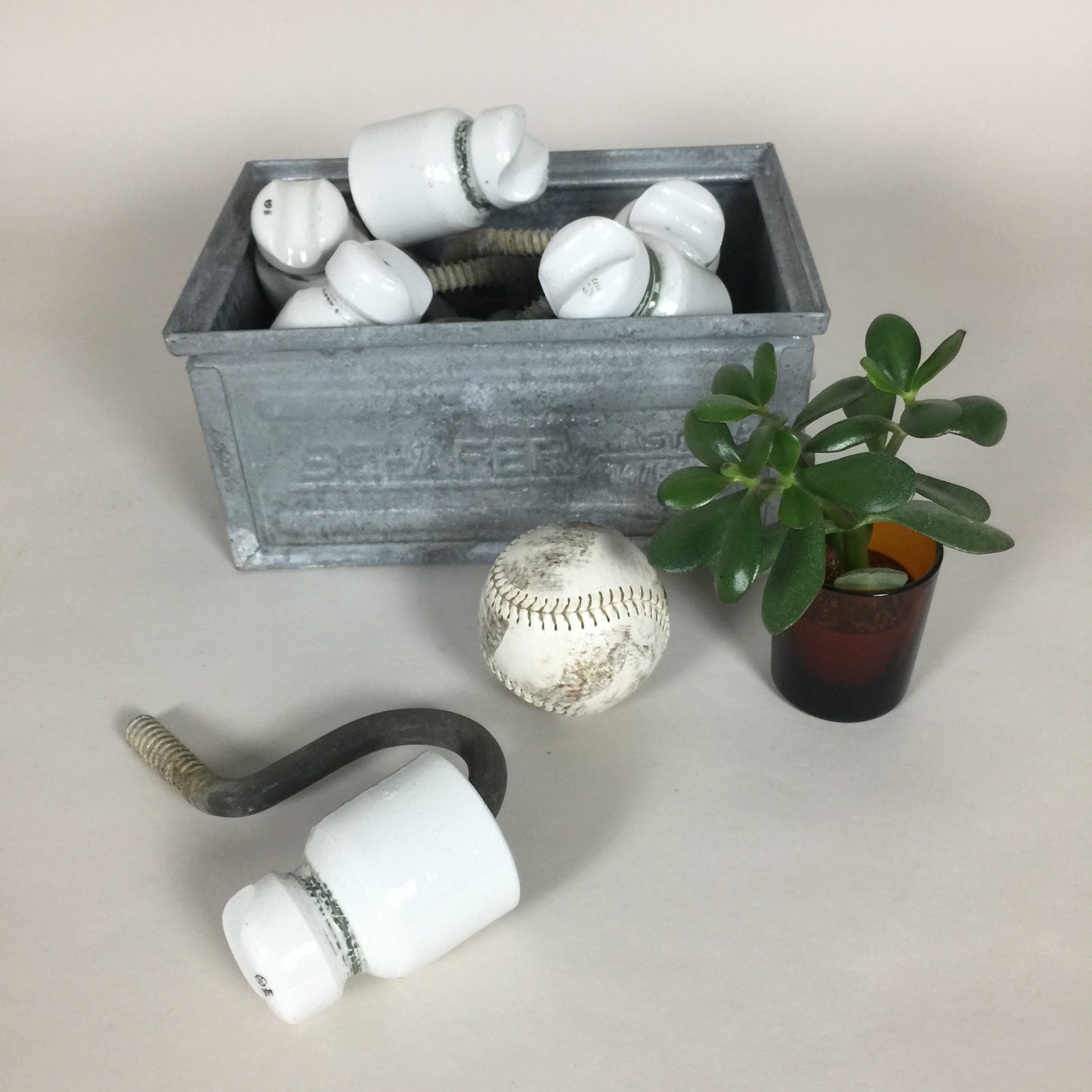 Charmerende gammel porcelænsklokke fra el mast (prisen er pr. stk.)