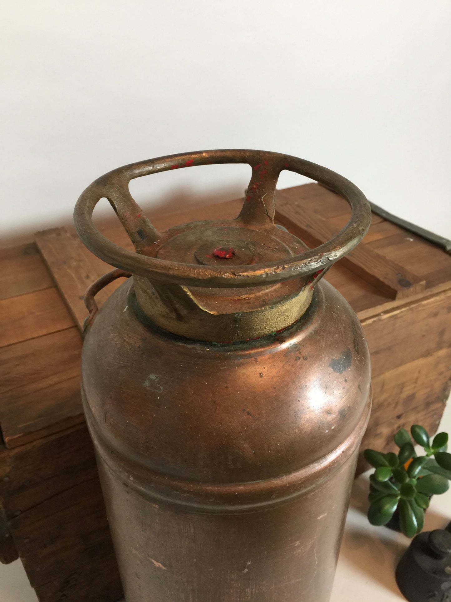 Dekorativ brandslukker i kobber