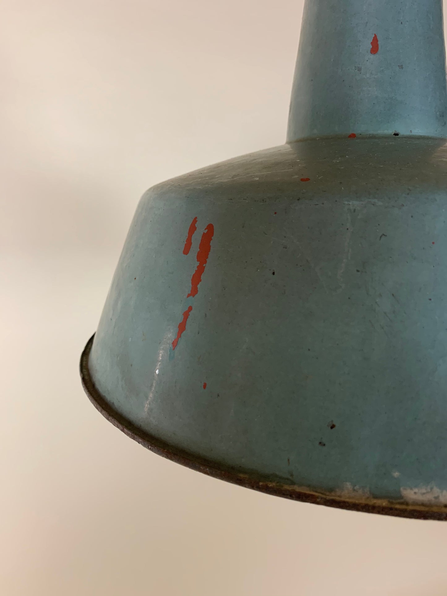 Lampe i støvet blå med masser af patina