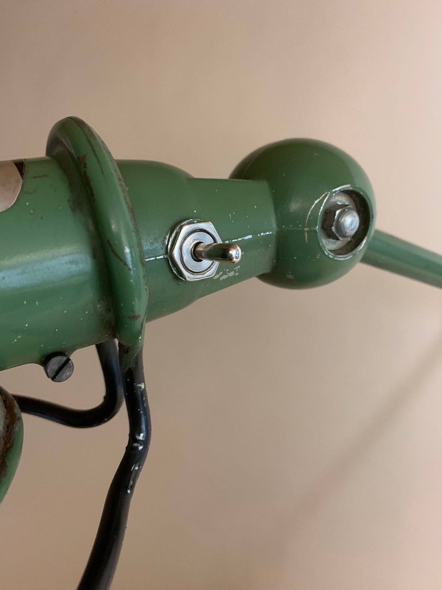 Jieldé lampe i grøn til væg eller bord