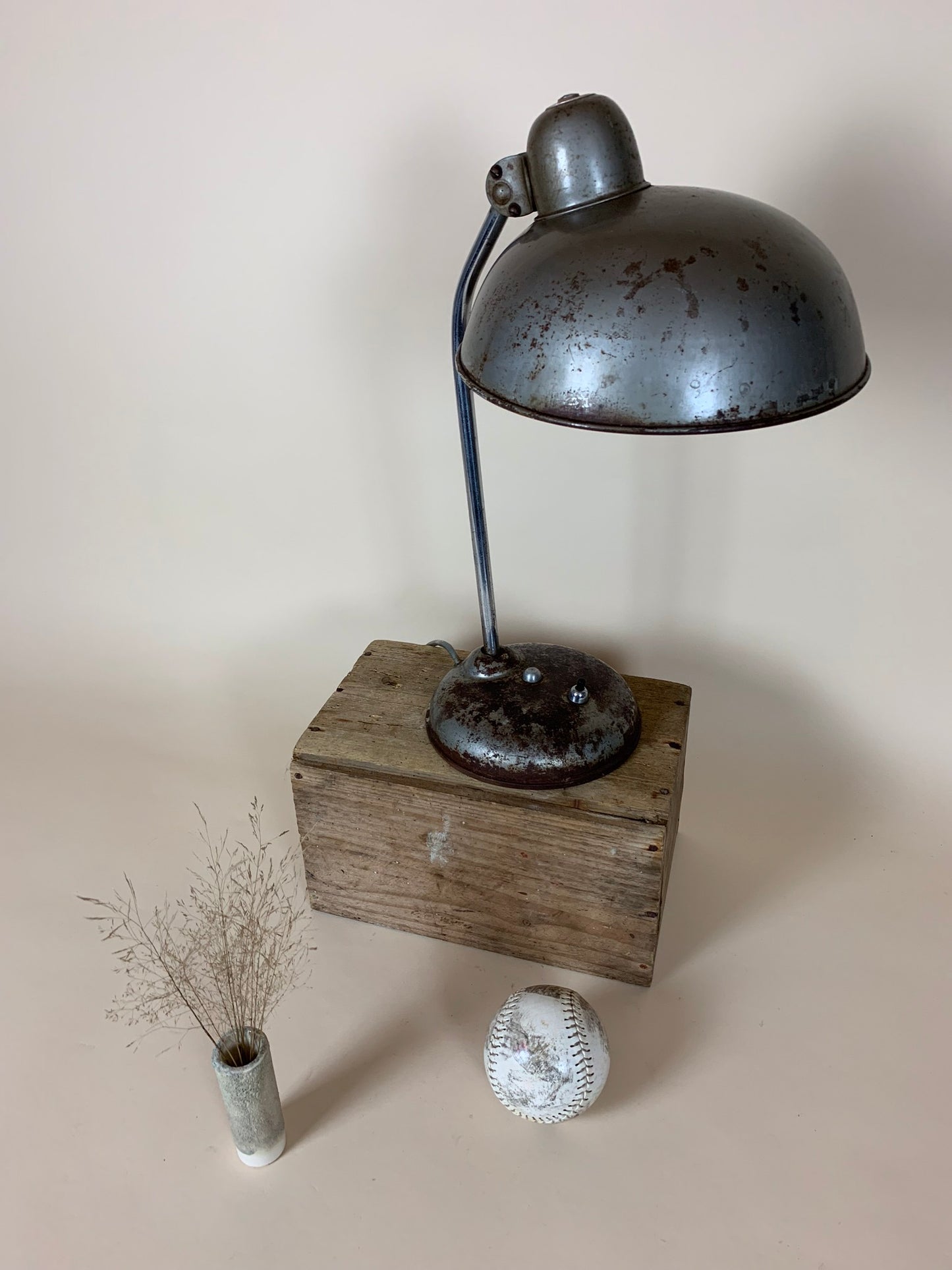 Helo bordlampe med masser af skøn patina