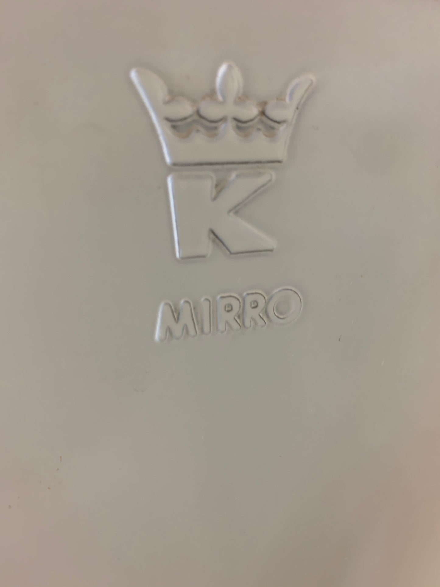 Medicinskab i rå stil med spejl