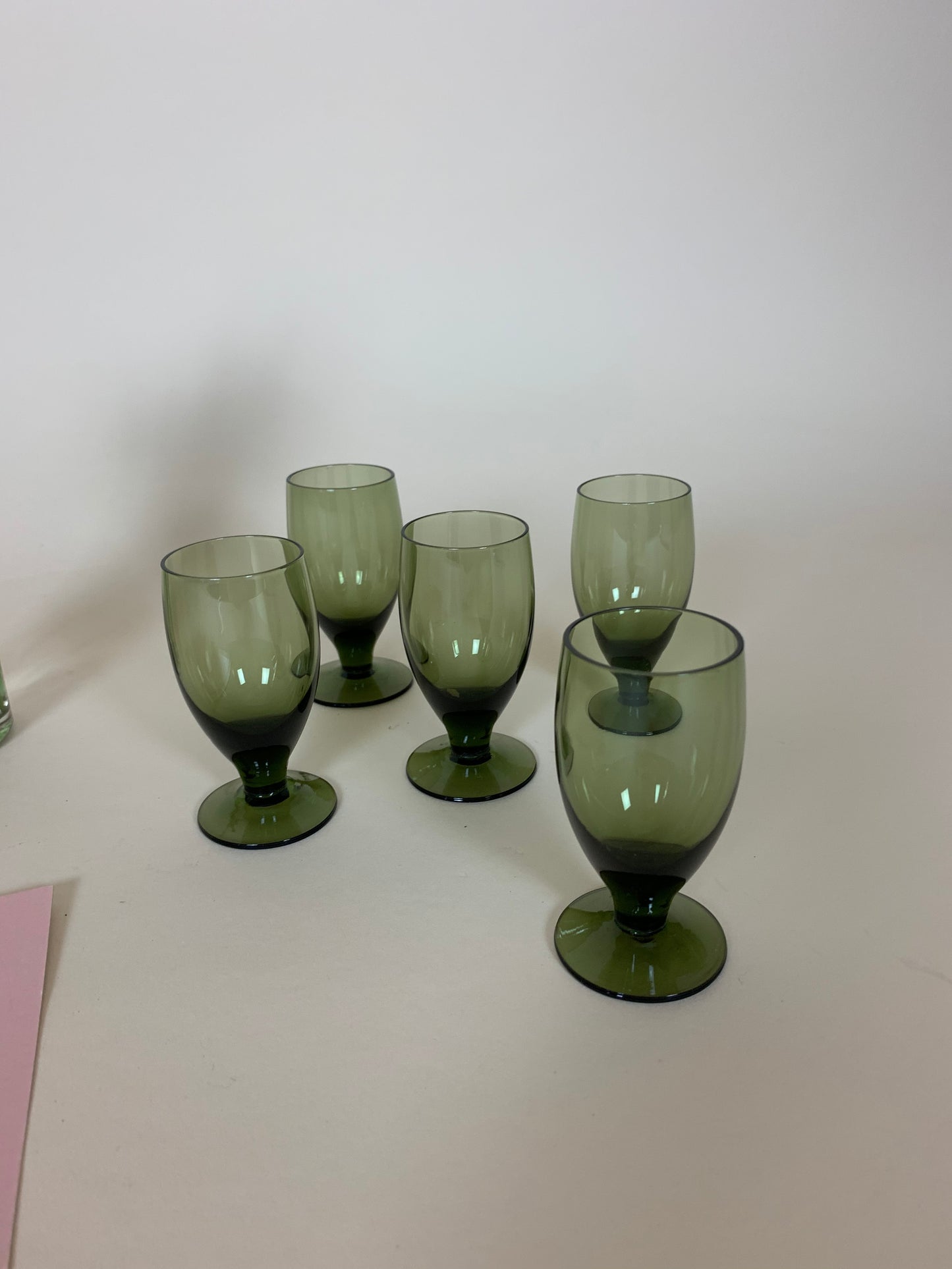 Lille grønt glas eller vase til små blomster