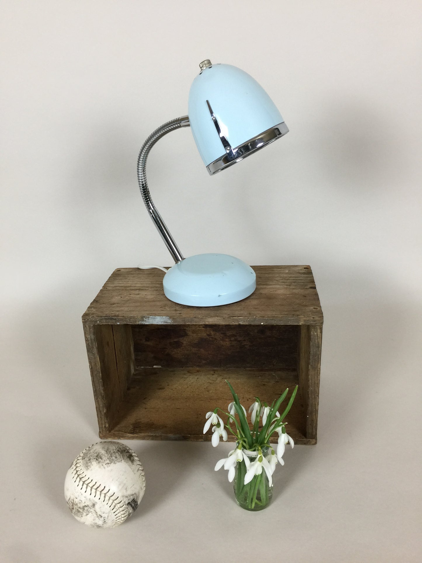 Fin lille lampe med patina
