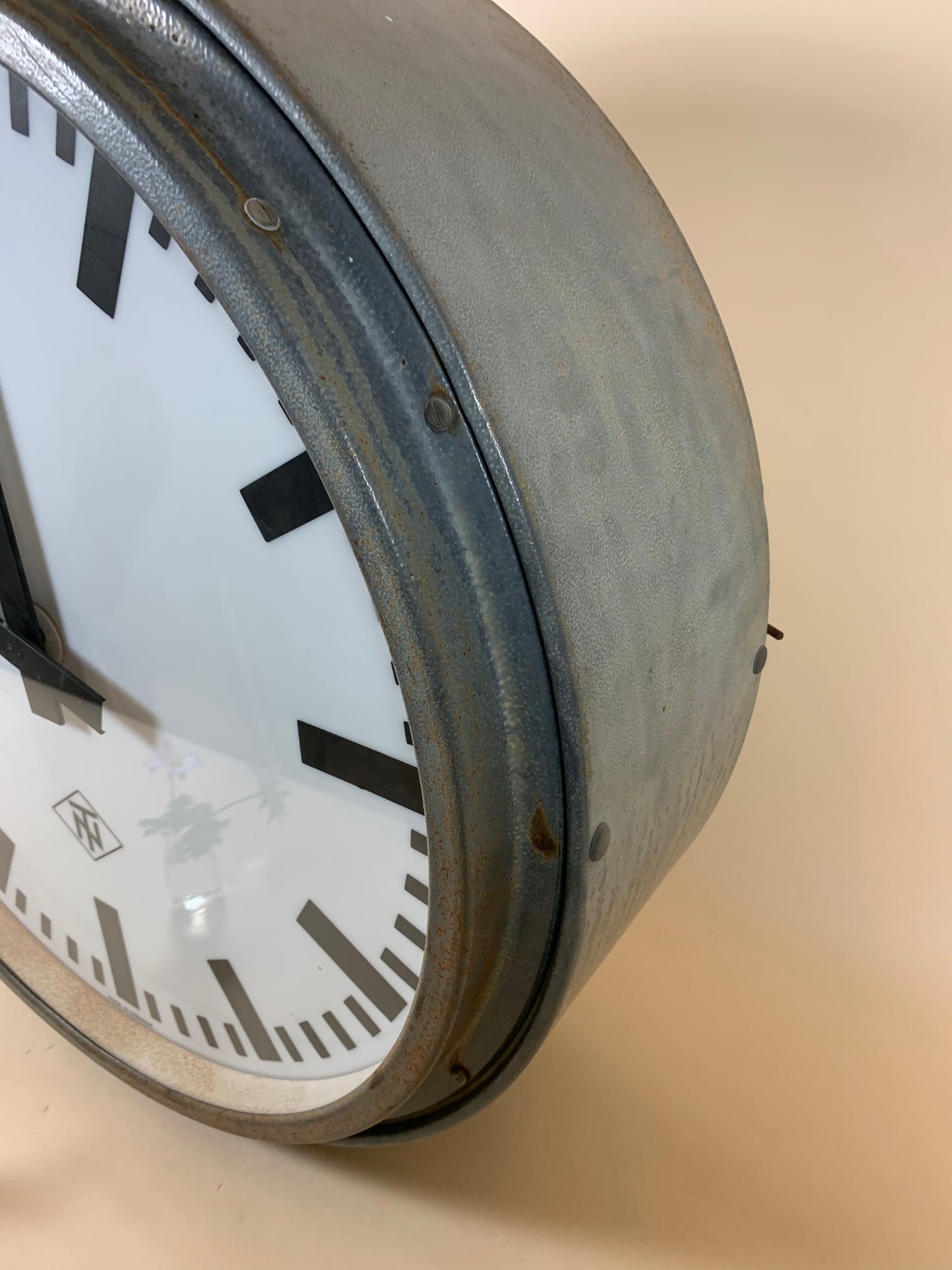 Stort dobbeltsidigt råt og lækkert DSB banegårdsur