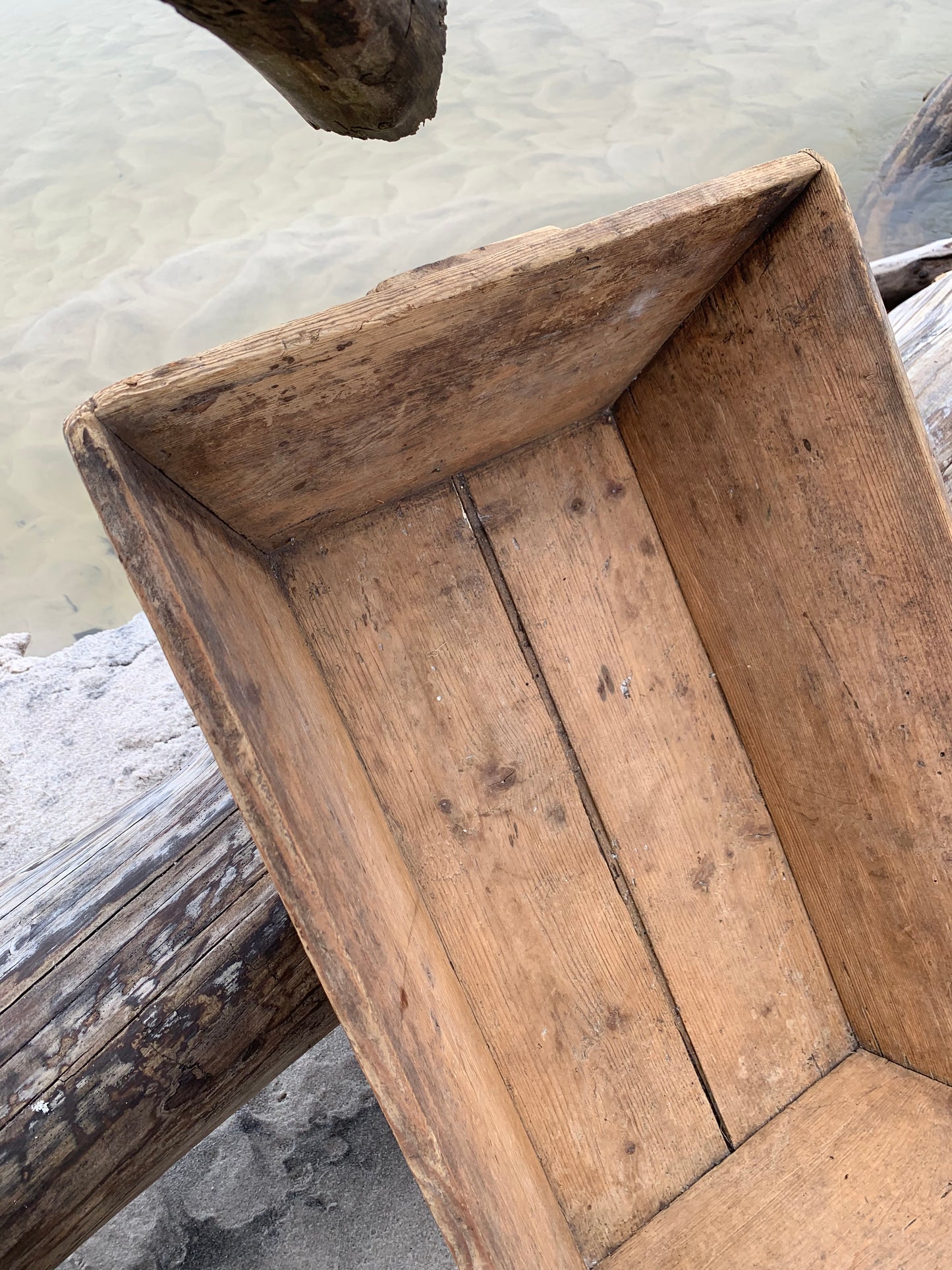 Trug i træ med greb