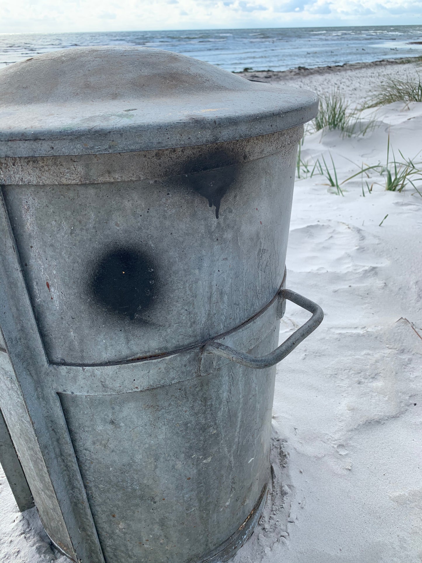 Stor og rå zinkspand med låg