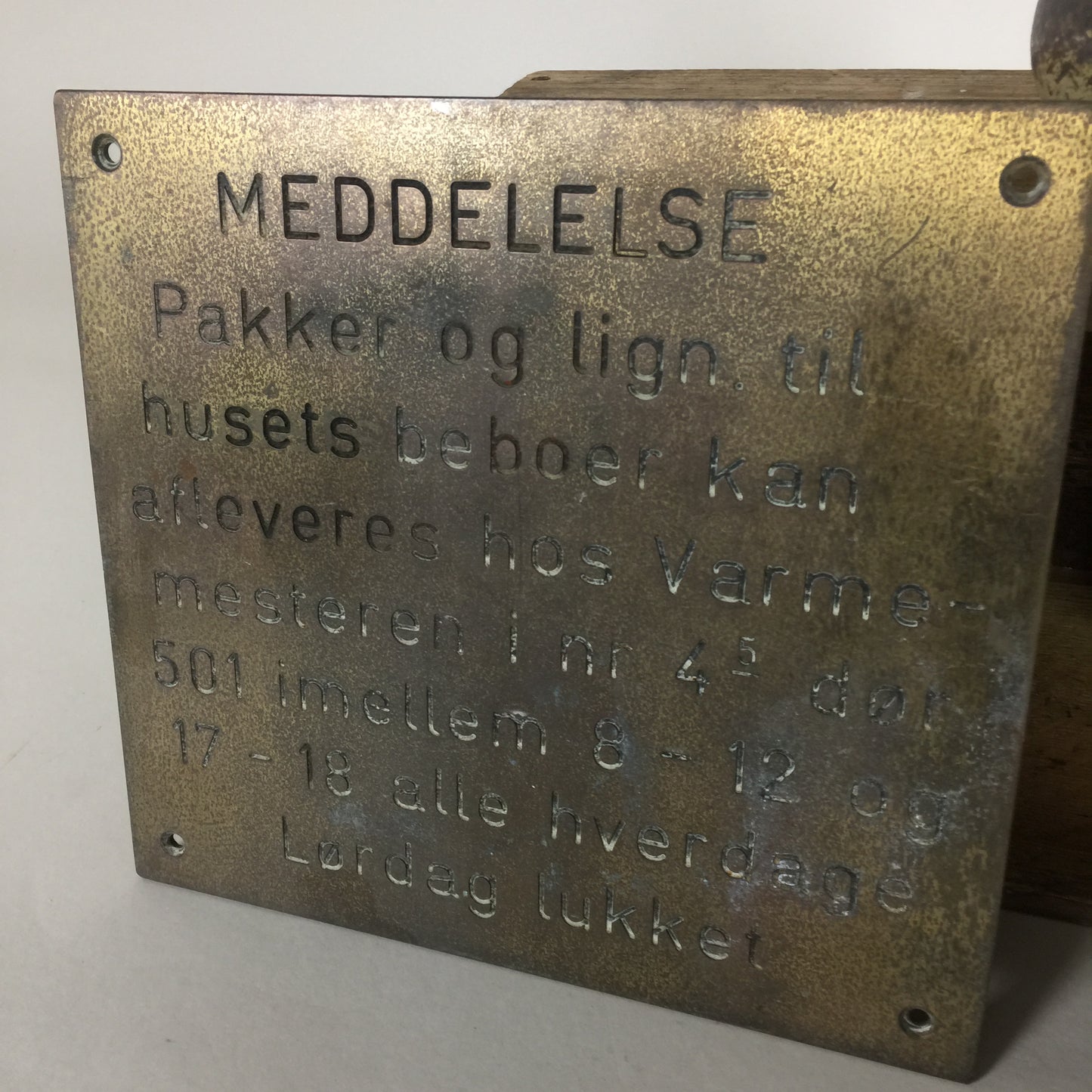 Smukt skilt fra varmemesterkontor.