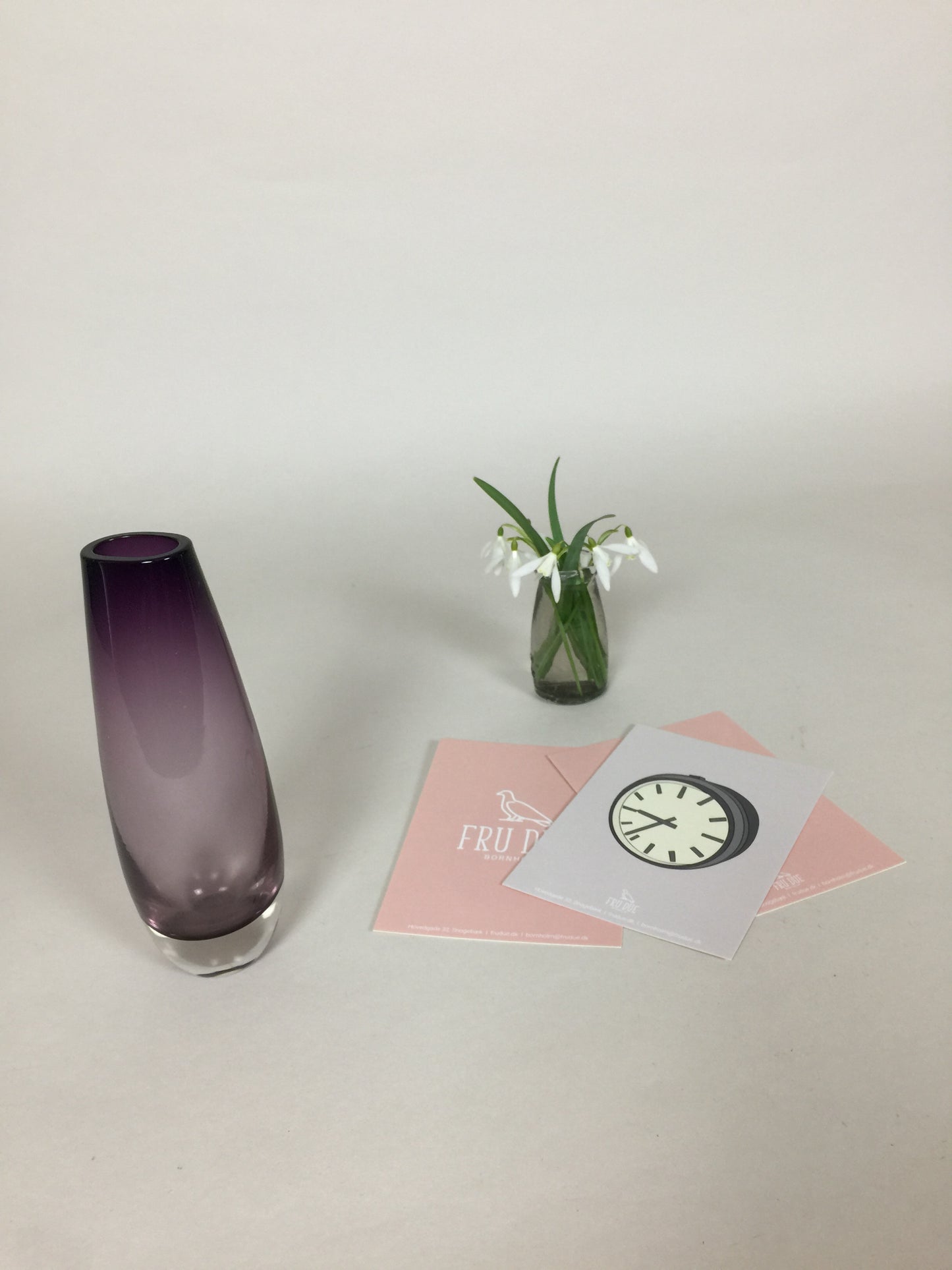 Fin vase i farvet glas
