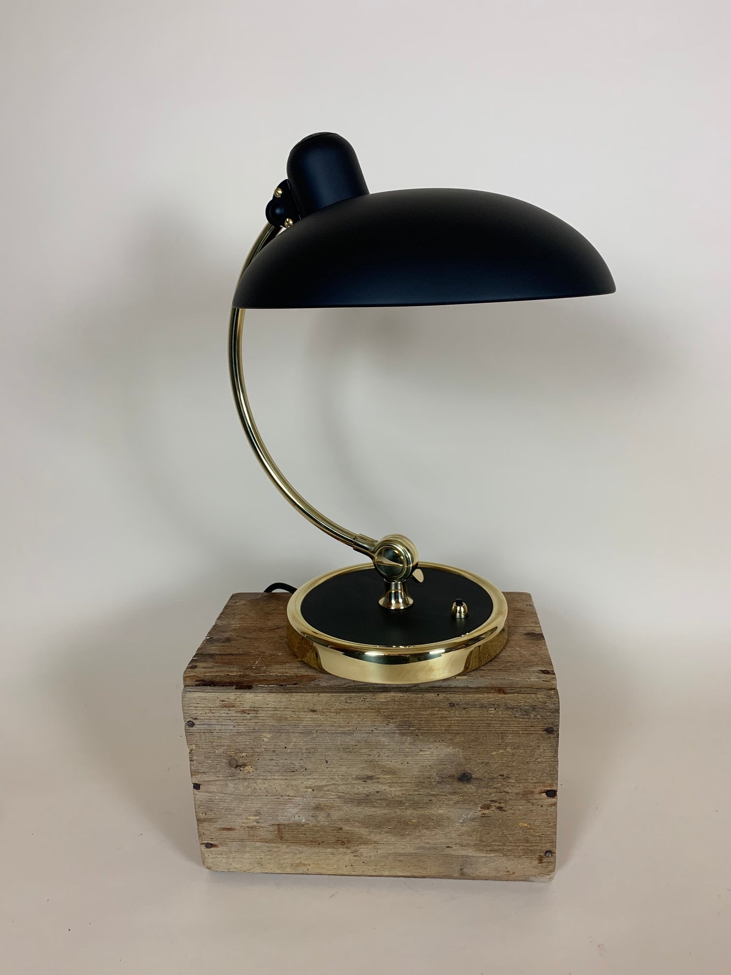 Kaiser Idell bordlampe - Mat sort med messing
