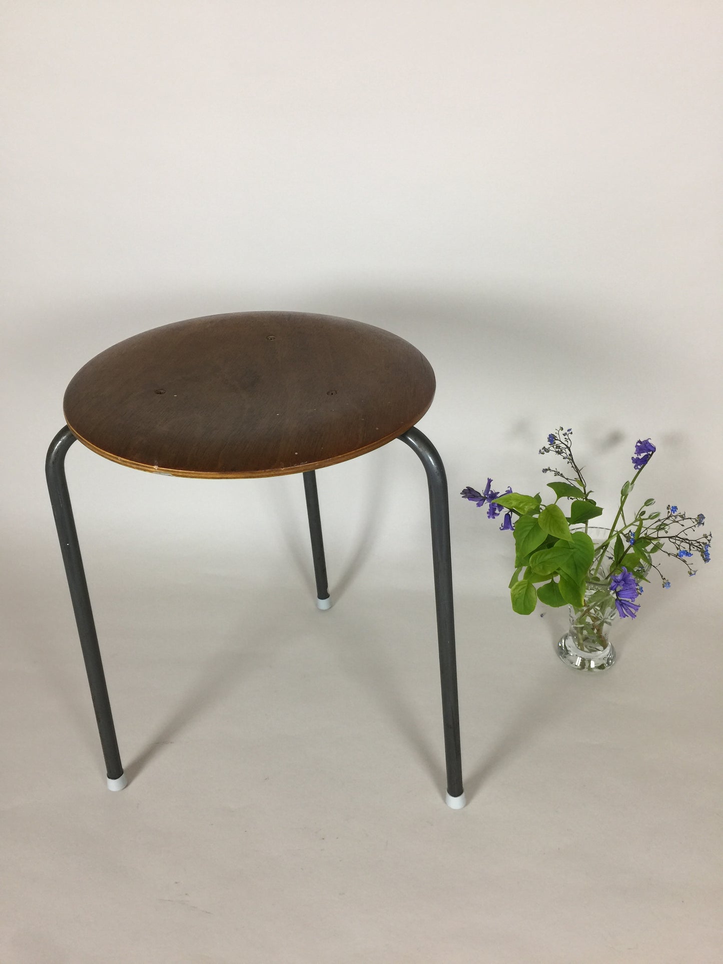 Taburet med enkelt og industrielt design