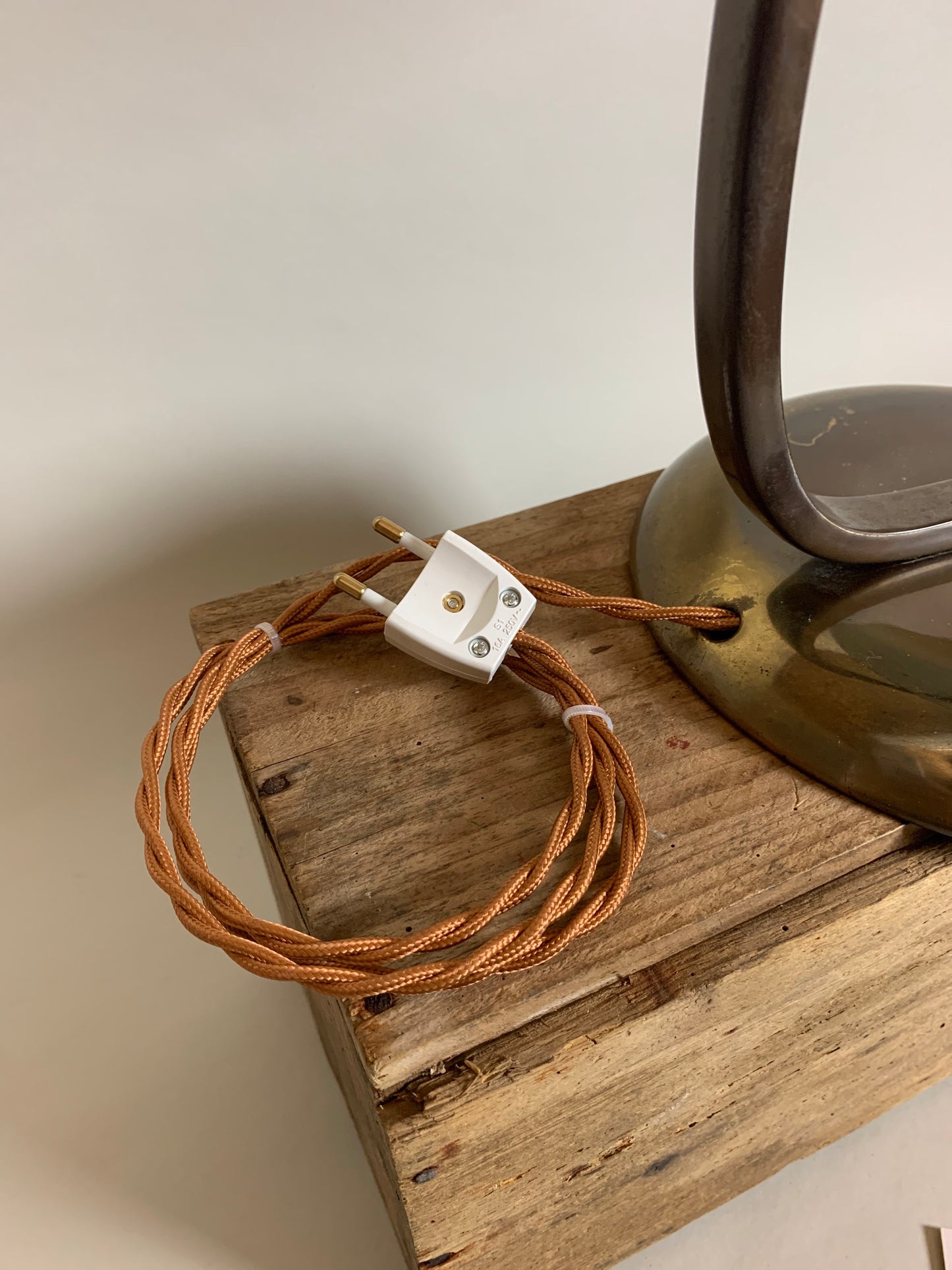 Escolux bordlampe i mørkpoleret messing