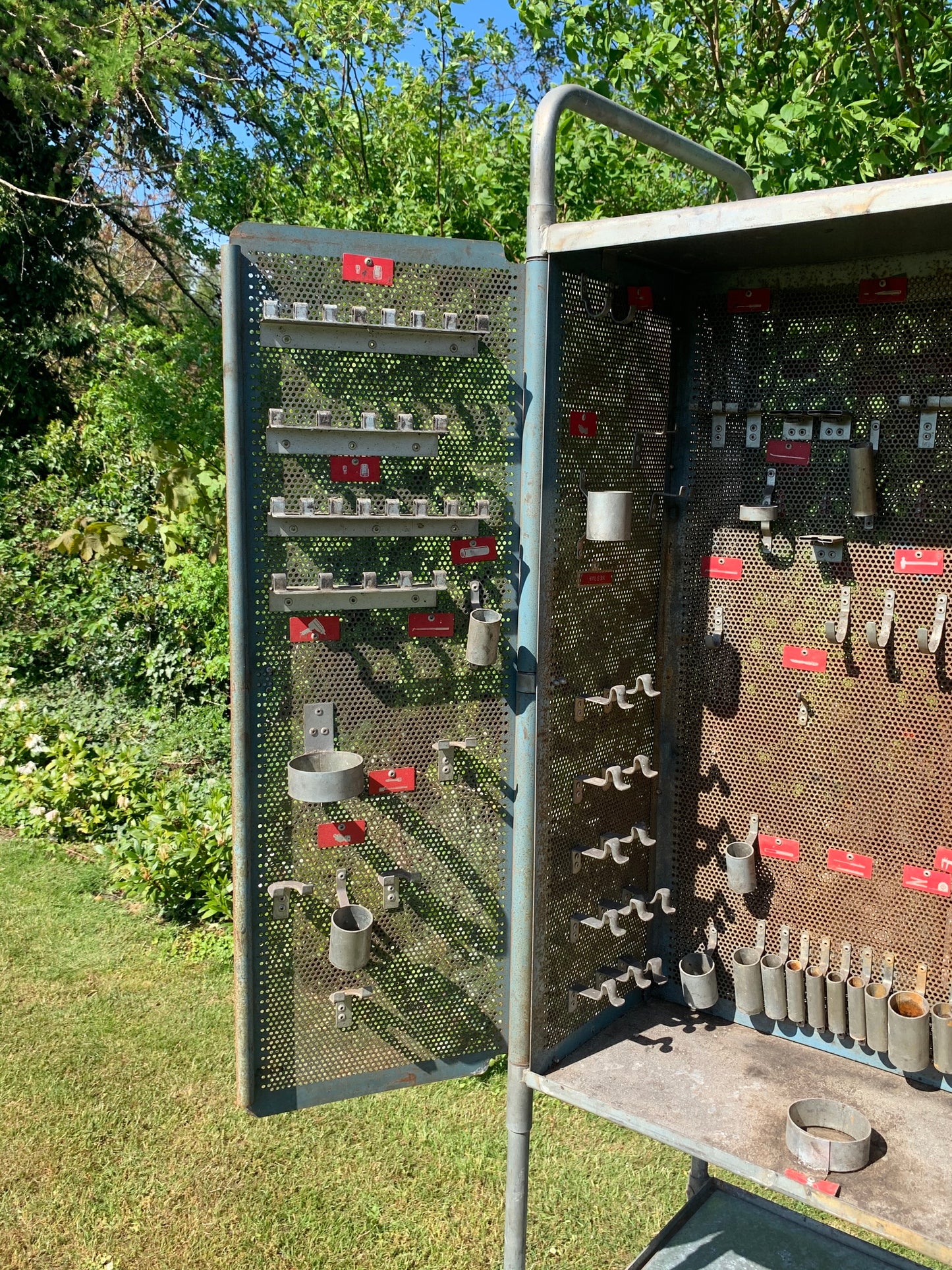 Industrielt skab på store hjul