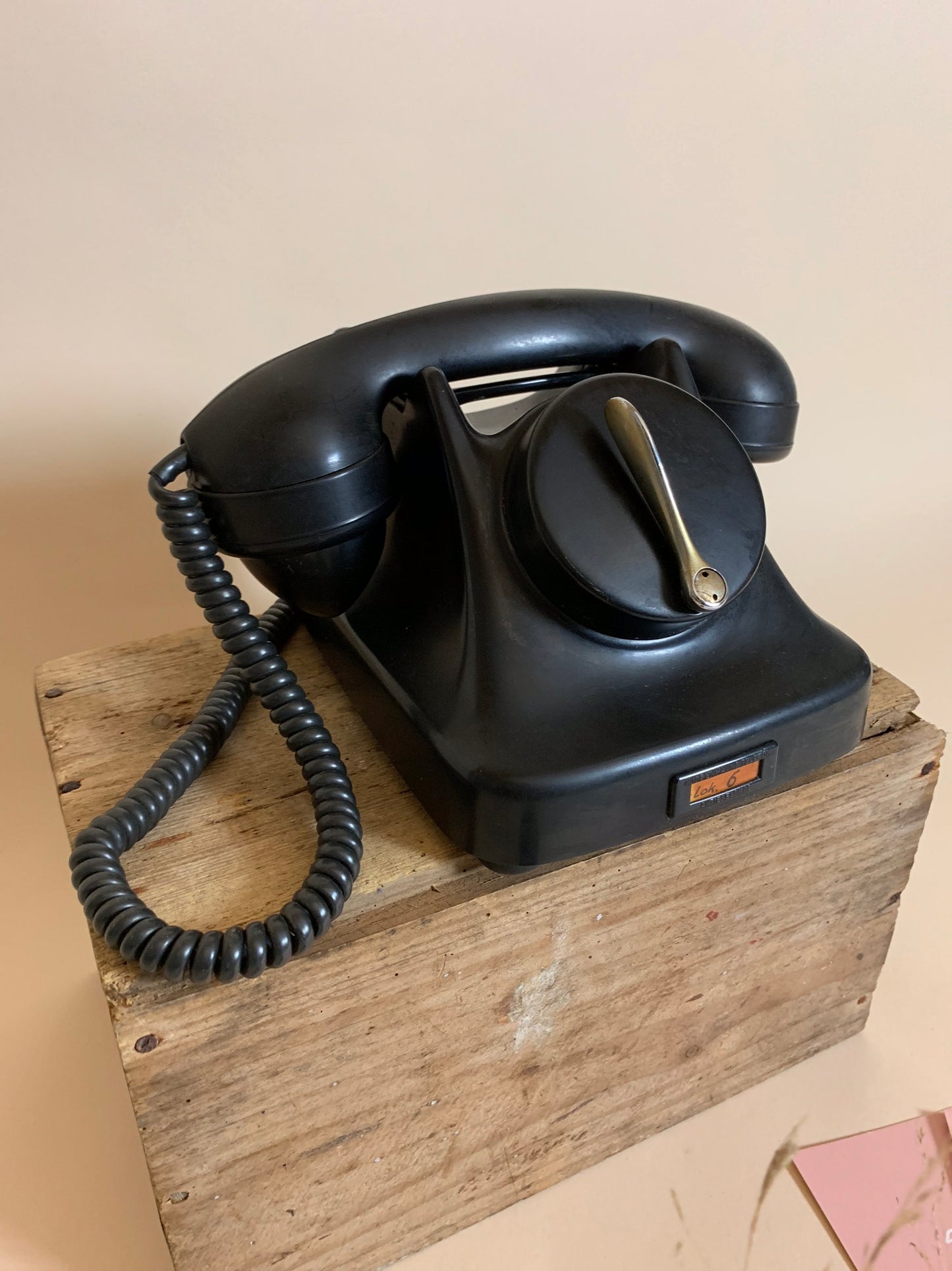 Gammel sort bakelit telefon