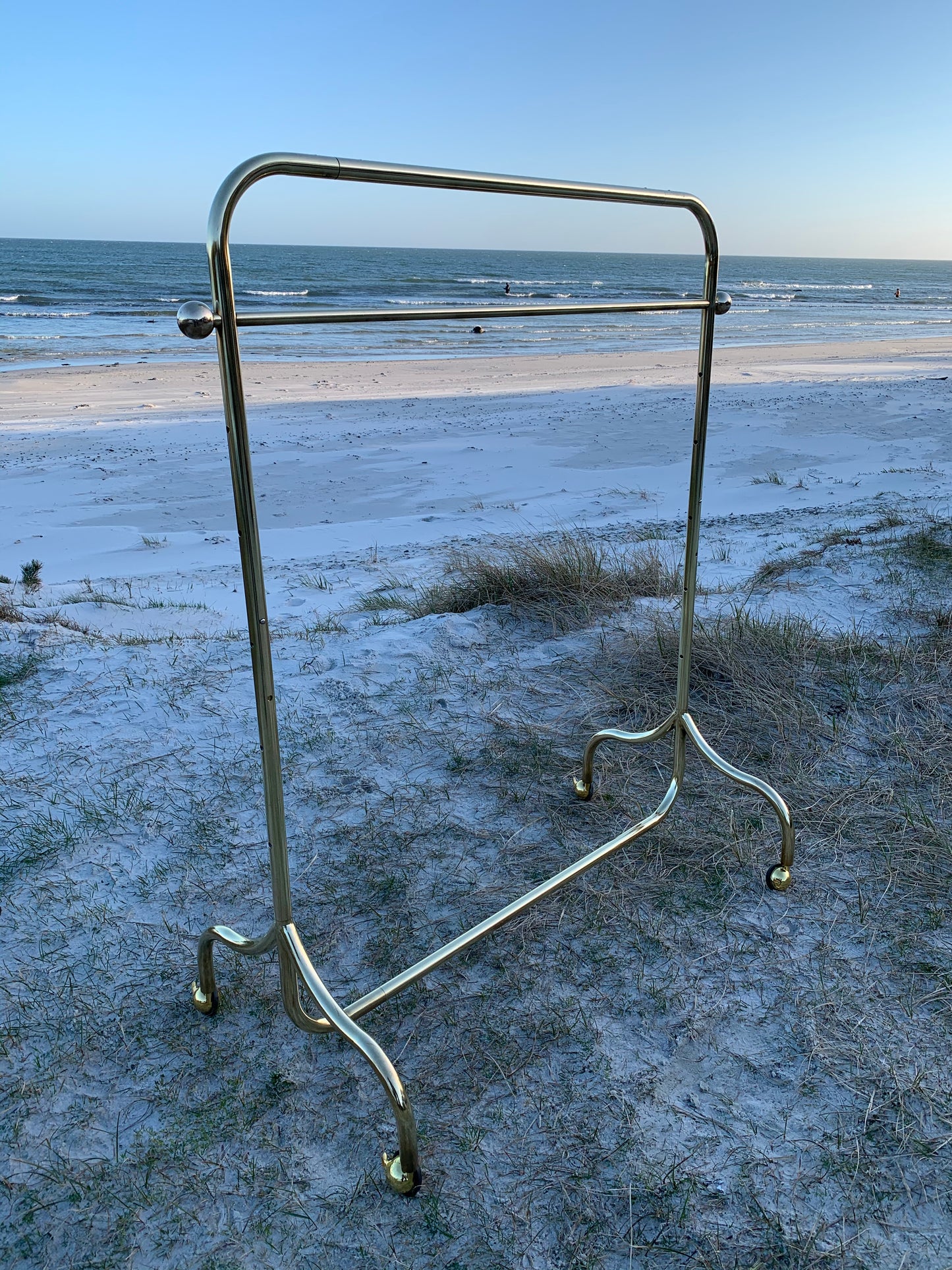 Stort messing garderobestativ med hjul (Prisen er for det store stativ på billederne)