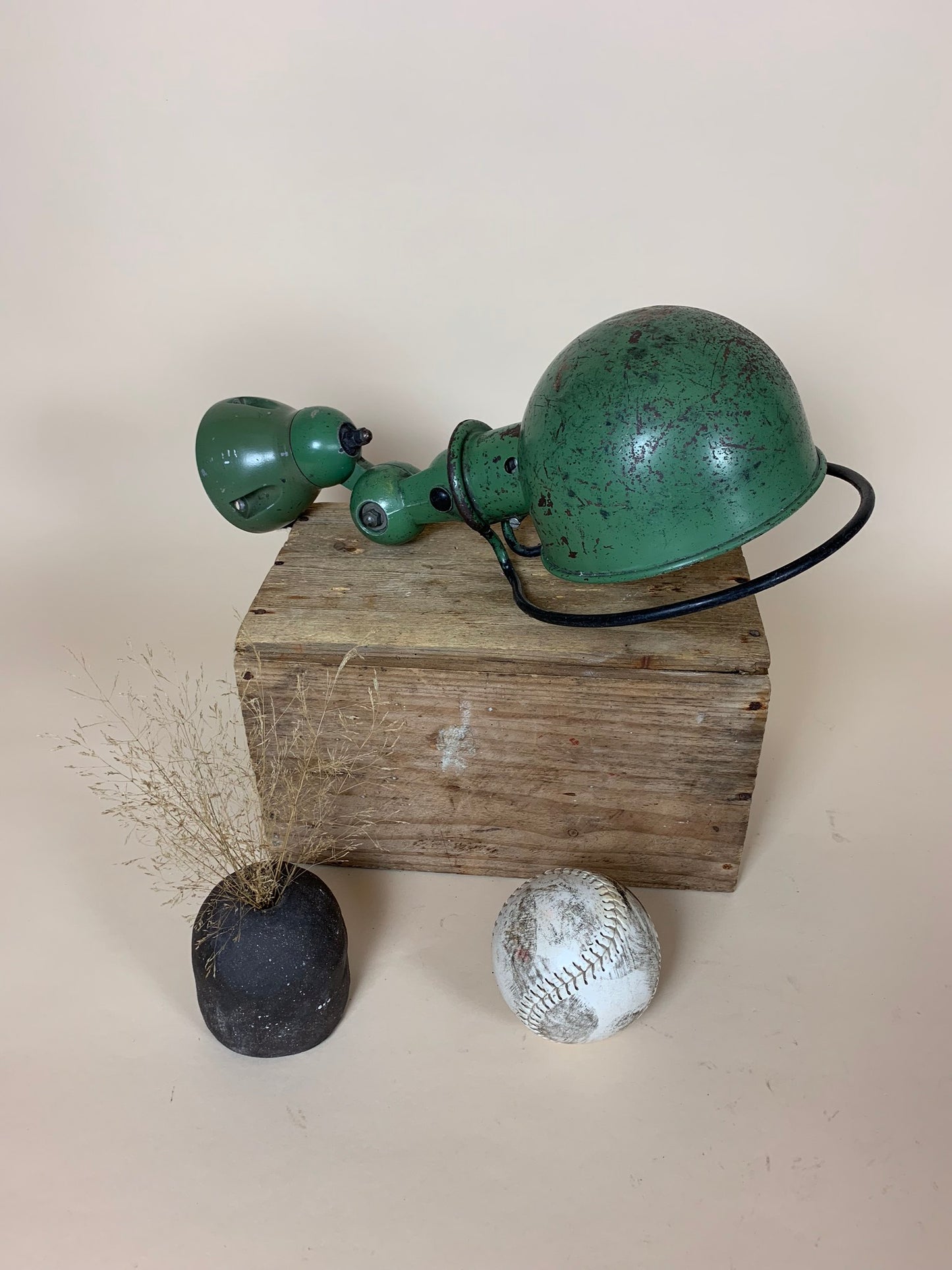 Grøn Jieldé lampe med masser af patina