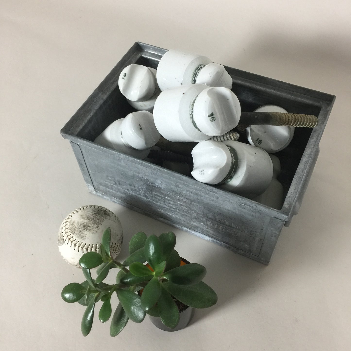 Charmerende gammel porcelænsklokke fra el mast (prisen er pr. stk.)