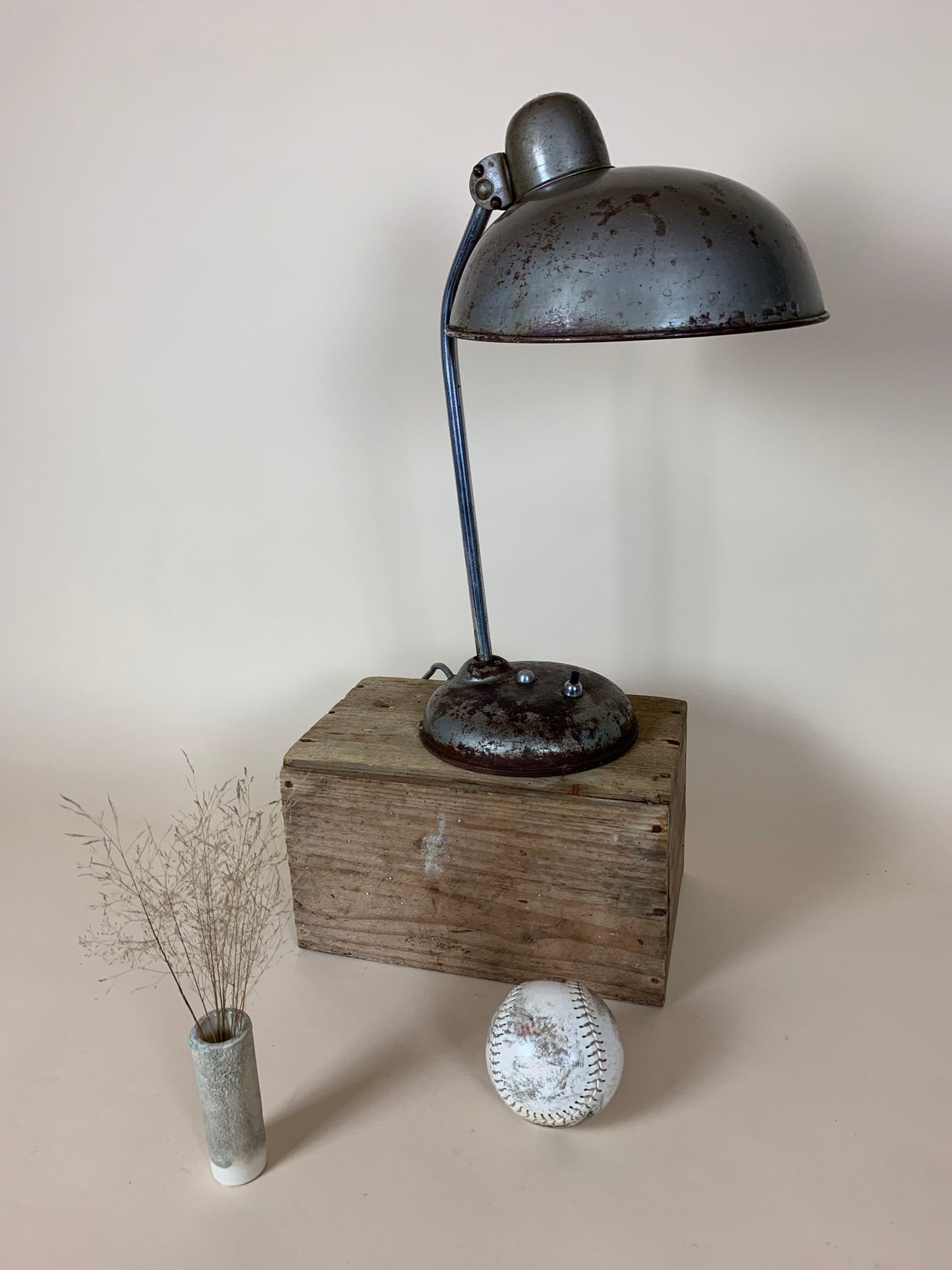 Helo bordlampe med masser af skøn patina