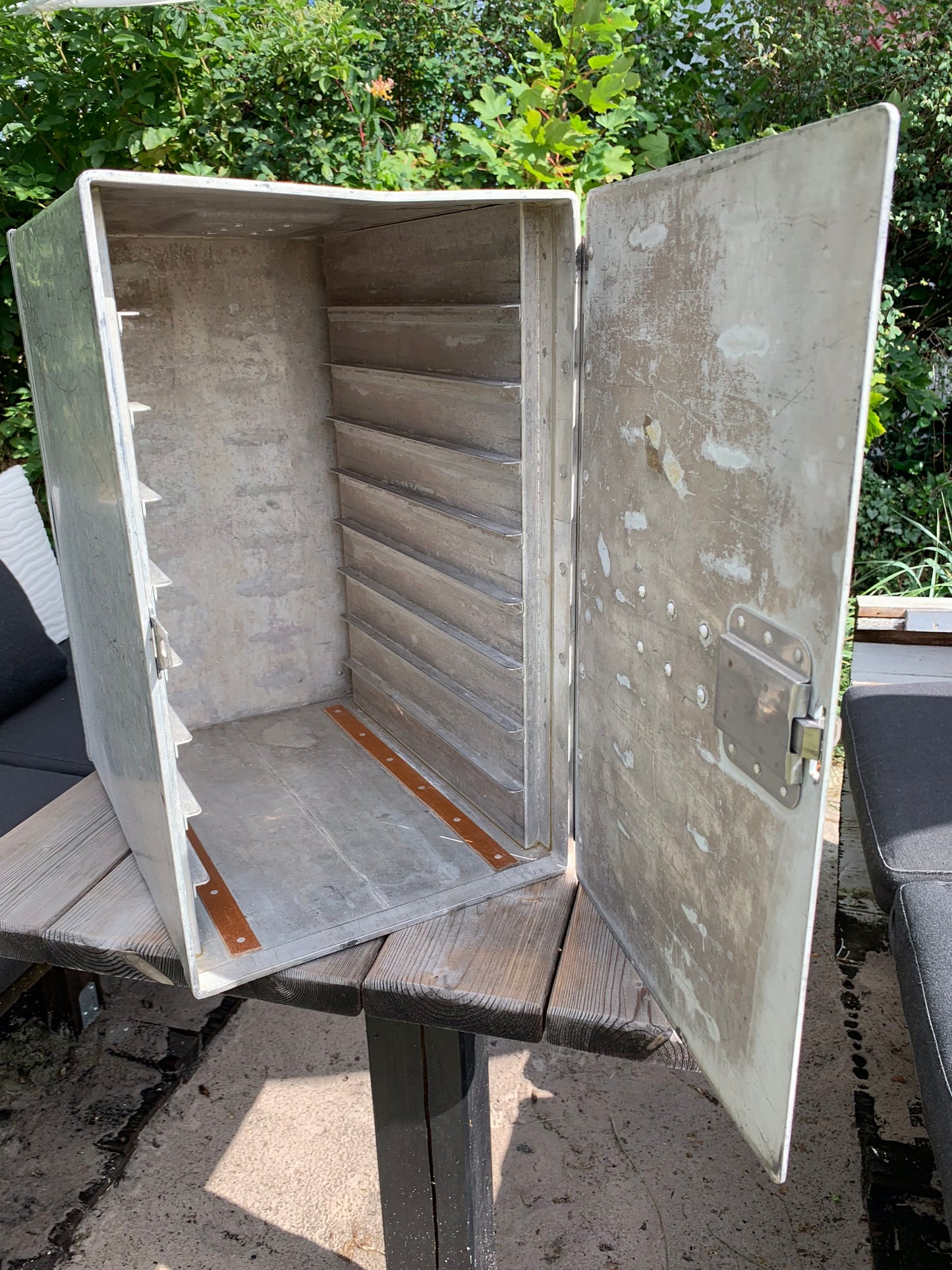 Fly cabine skab