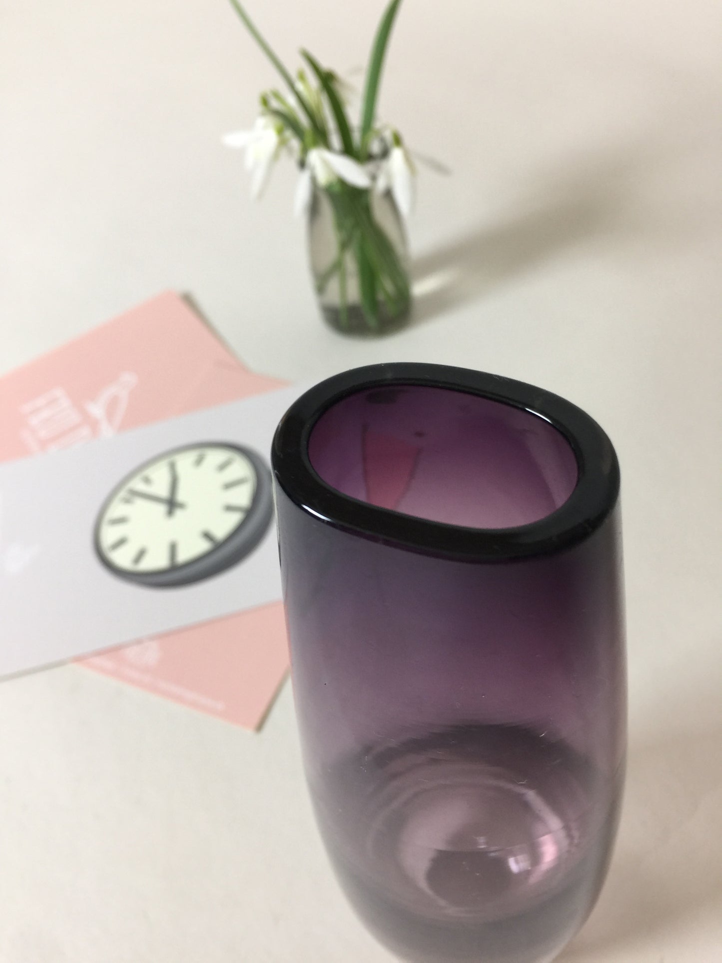 Fin vase i farvet glas