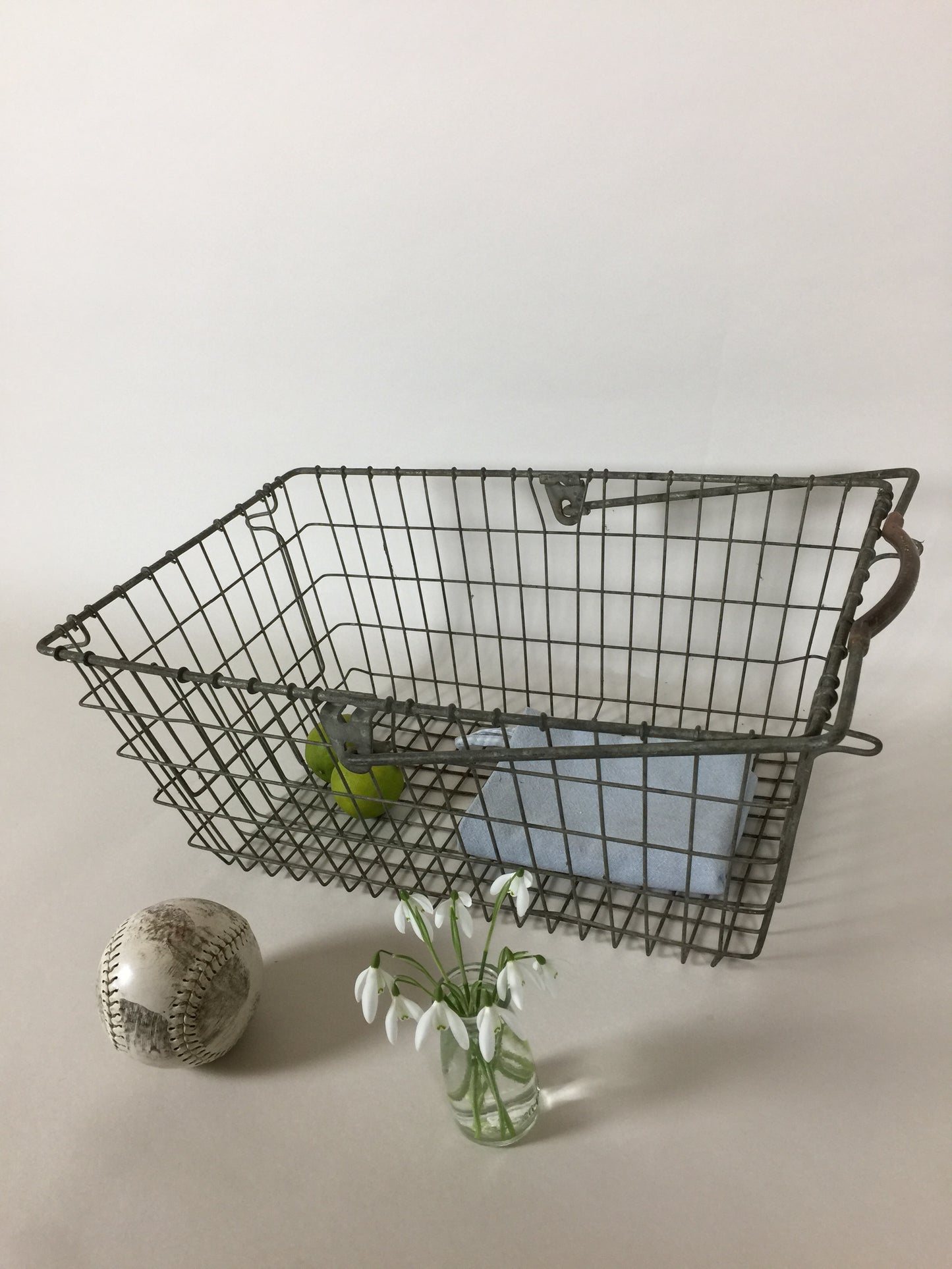 Fin gammel indkøbskurv